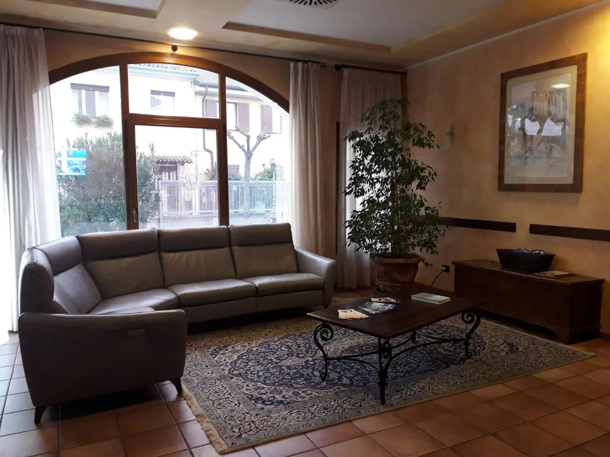 Communal lounge/ TV room, Seating Area in Hotel Scaligero