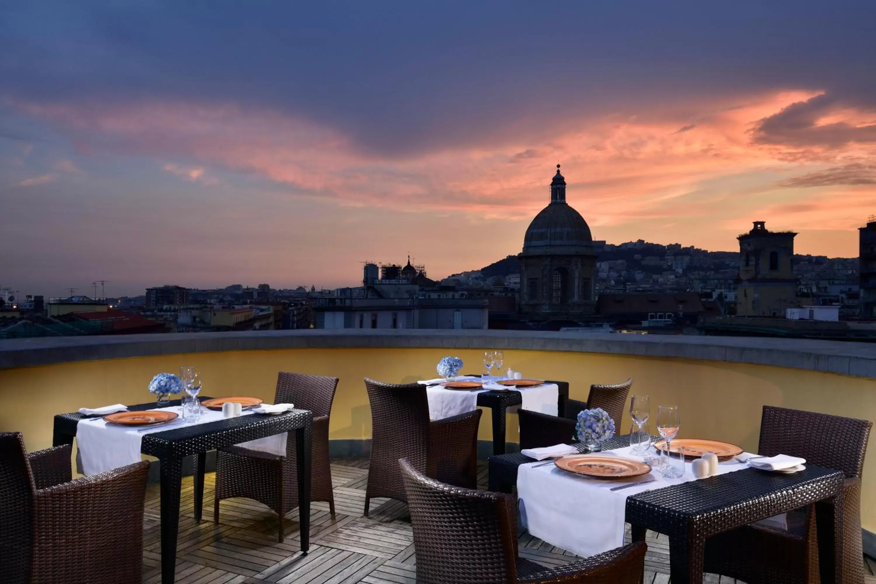 Restaurant/Places to Eat in UNAHOTELS Napoli
