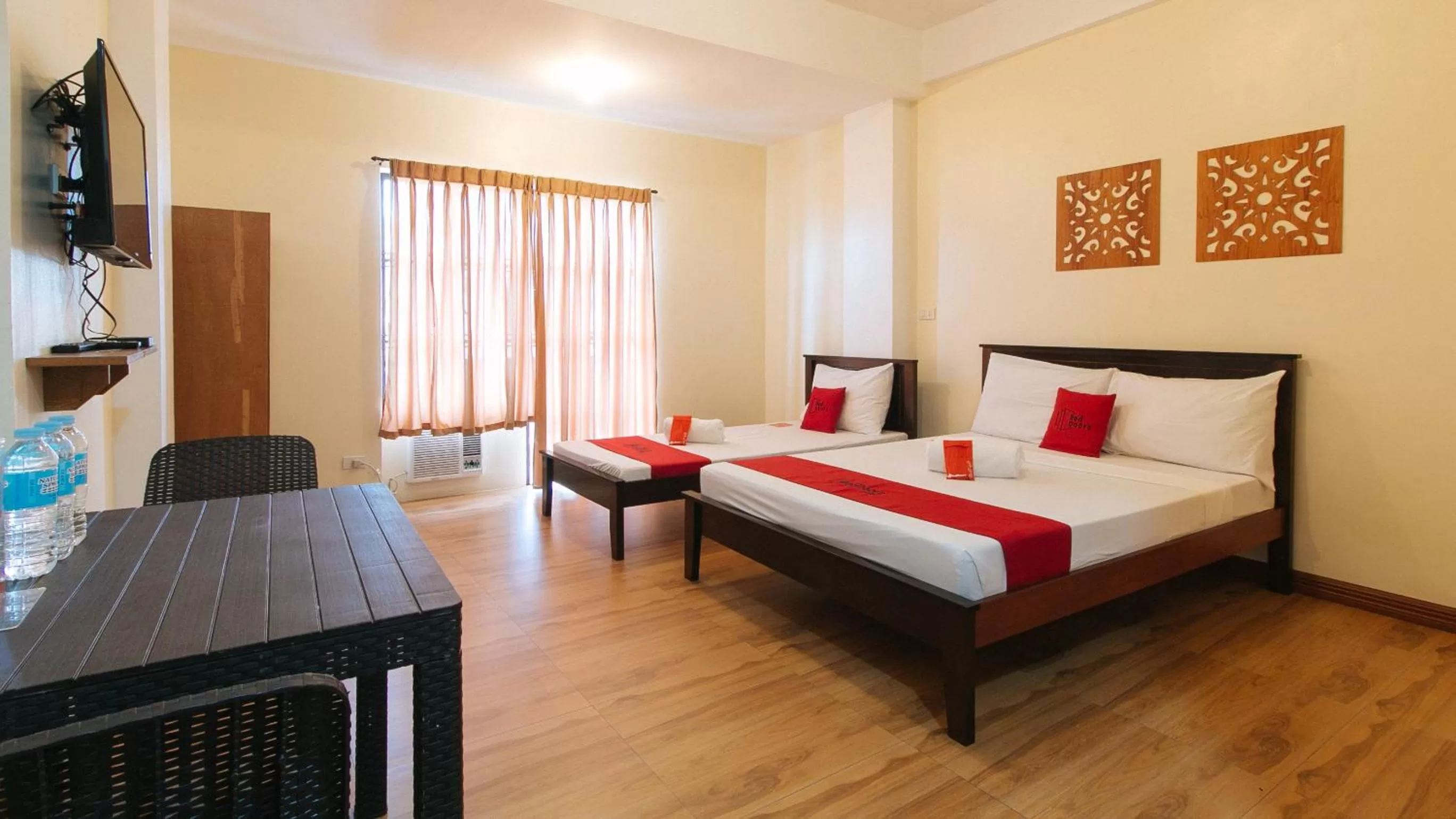 Photo of the whole room, Bed in RedDoorz Plus near Johnson and Johnson Paranaque