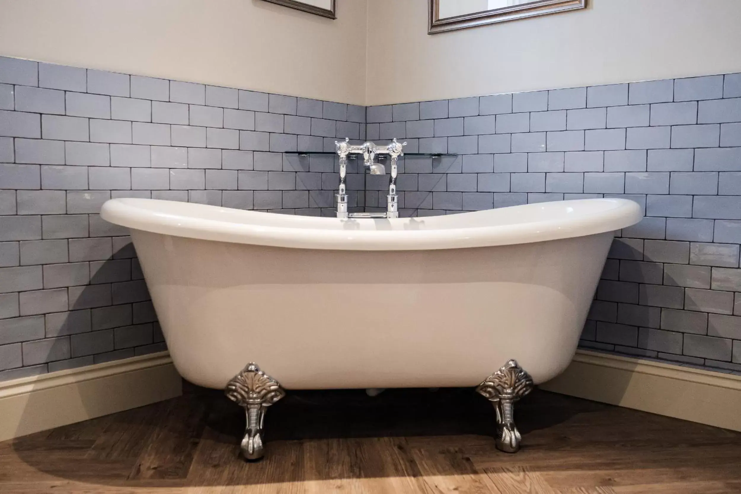 Bath, Bathroom in Wykeham Arms