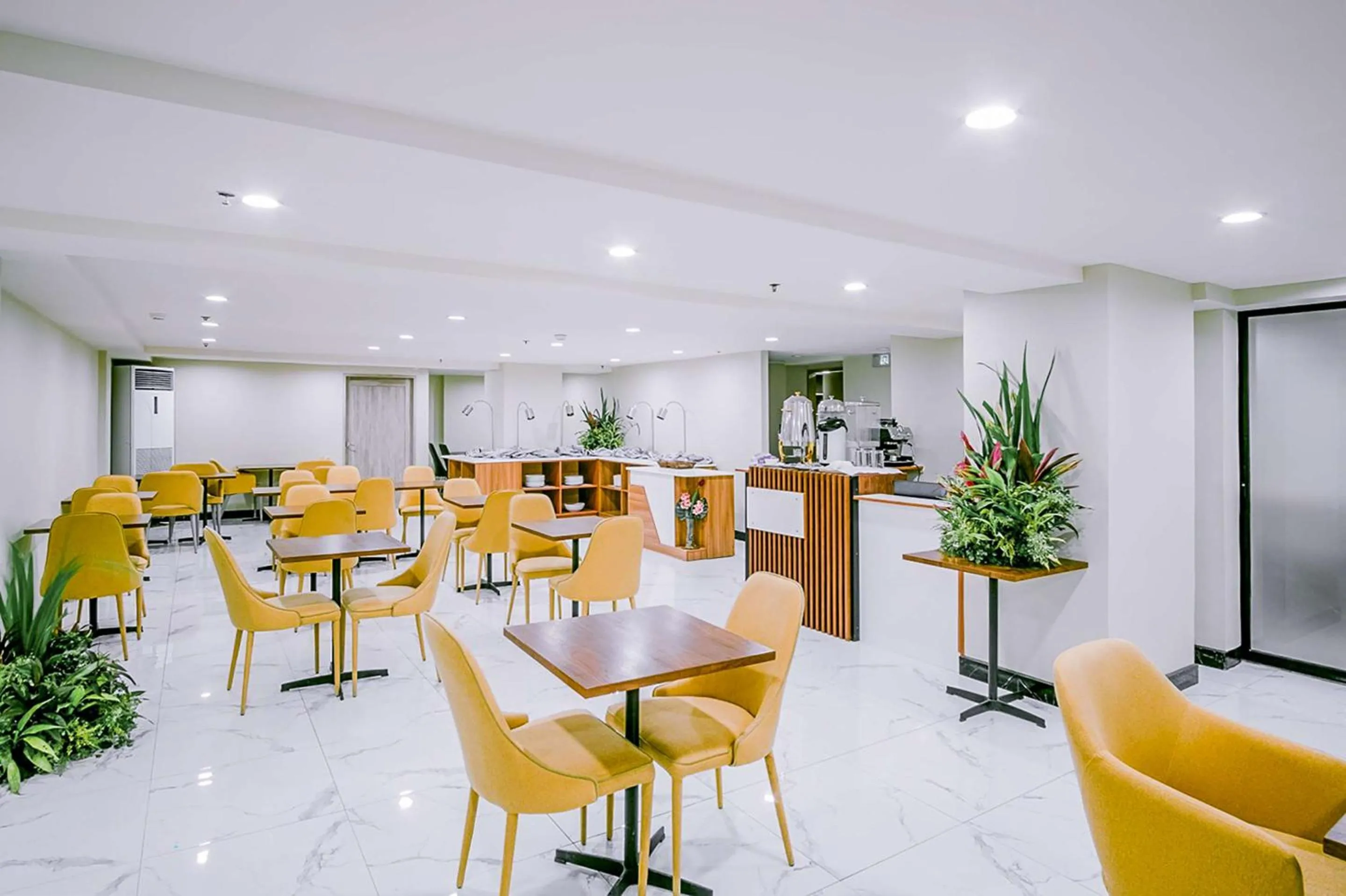 Restaurant/places to eat in SureStay Plus by Best Western Cebu City