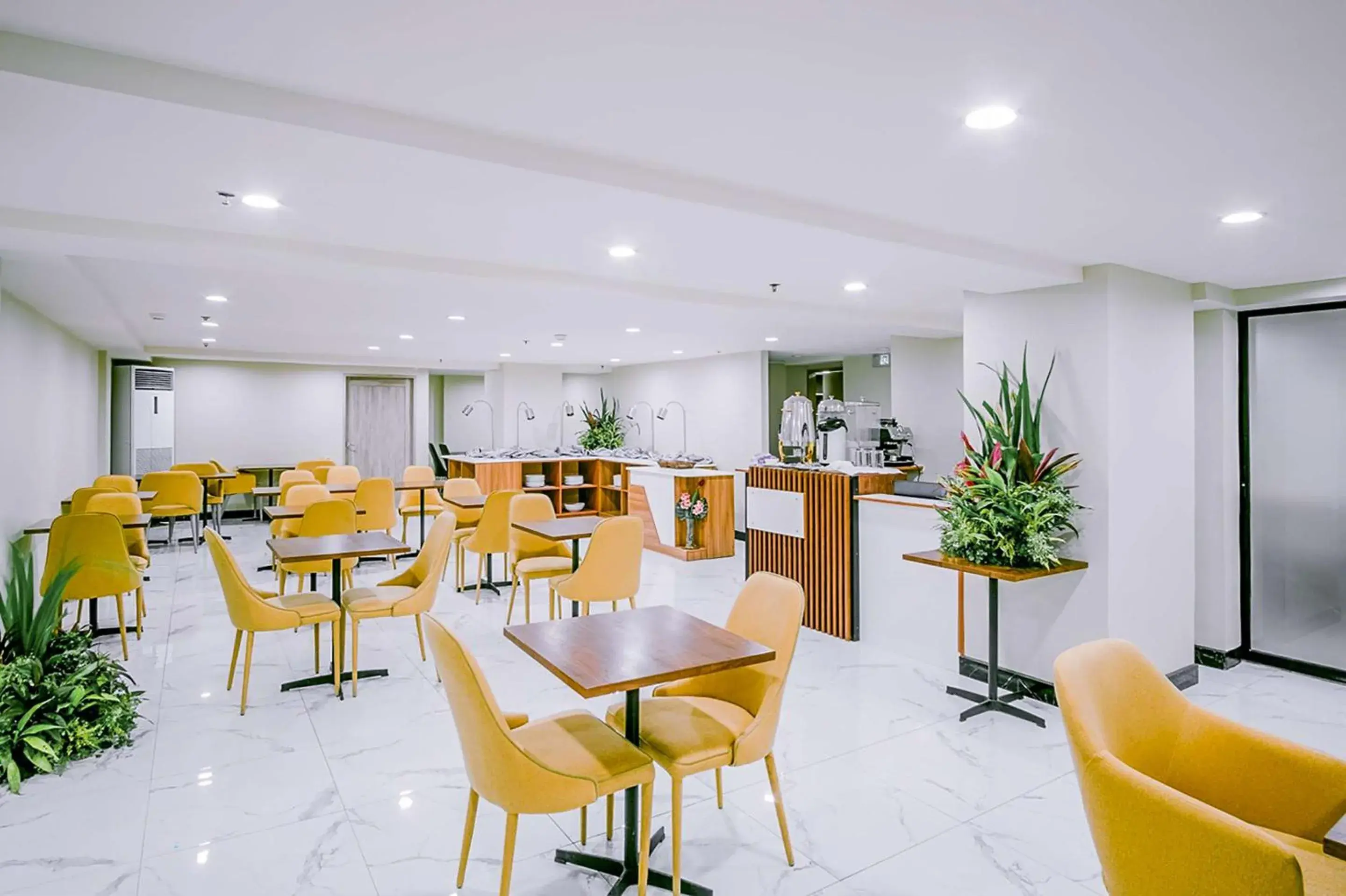 Restaurant/Places to Eat in SureStay Plus by Best Western Cebu City
