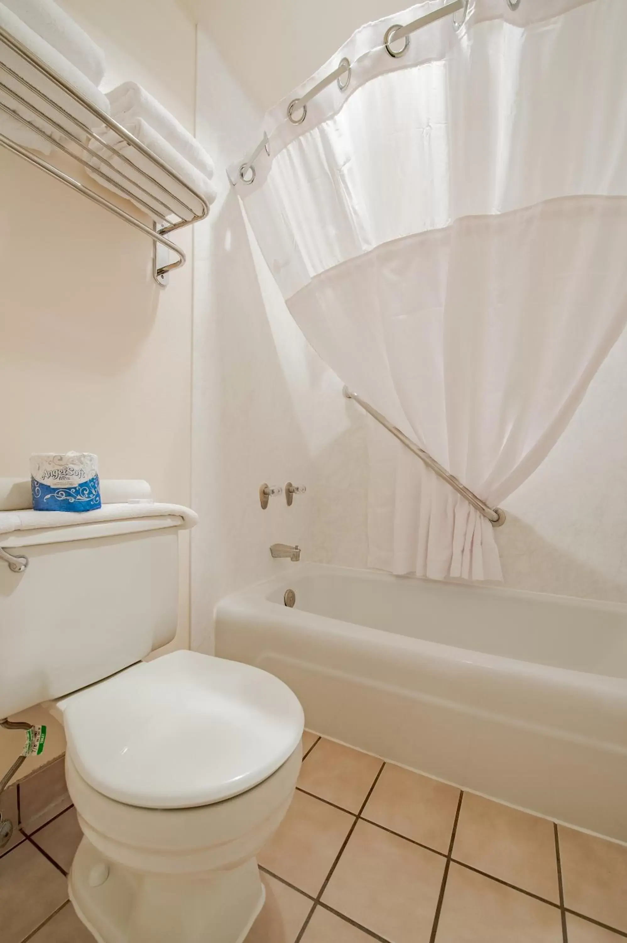 Shower, Bathroom in Antler Inn