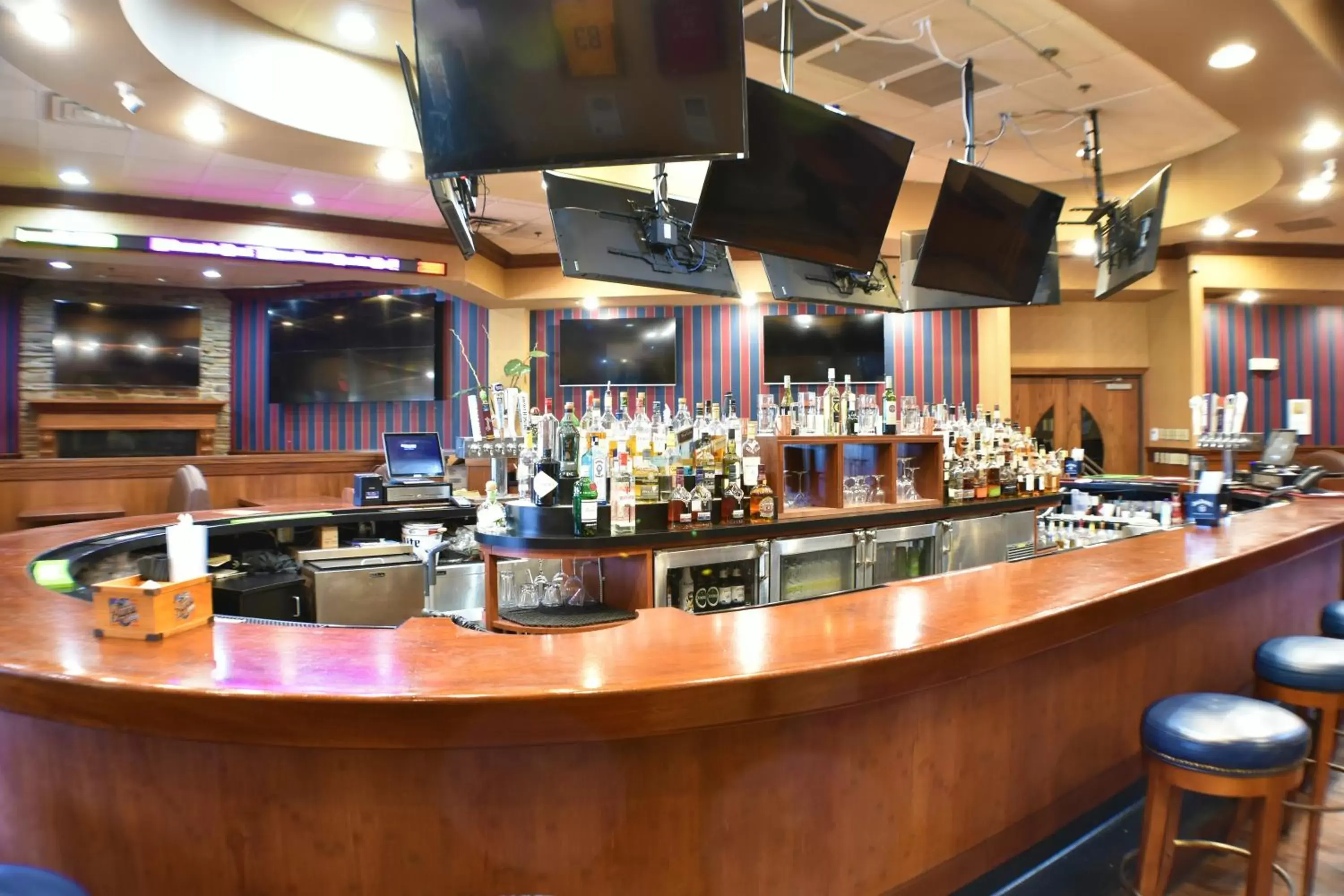 Lounge or bar, Lounge/Bar in Ramada by Wyndham Sioux Falls Airport - Waterpark Resort & Event Center