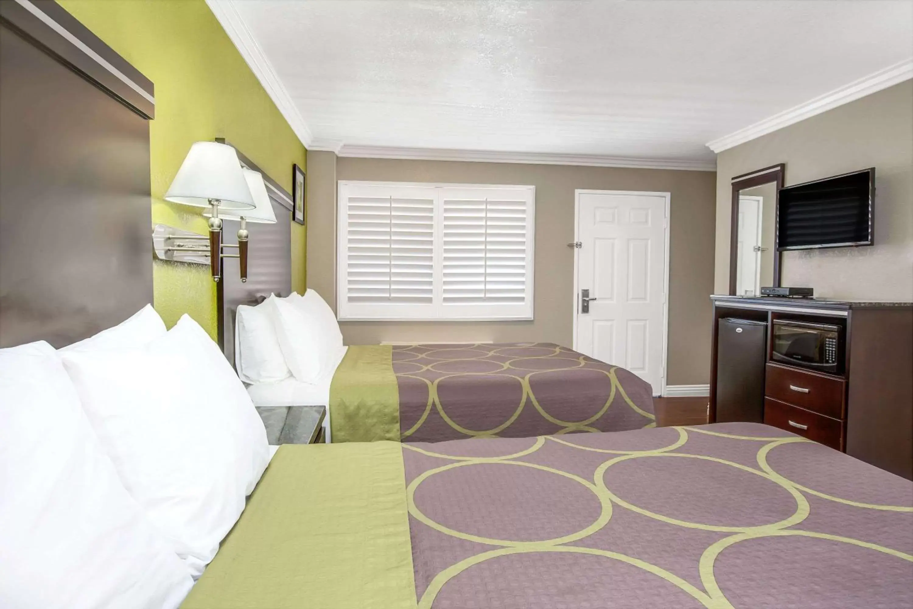 Photo of the whole room, Bed in Super 8 By Wyndham Inglewood/LAX