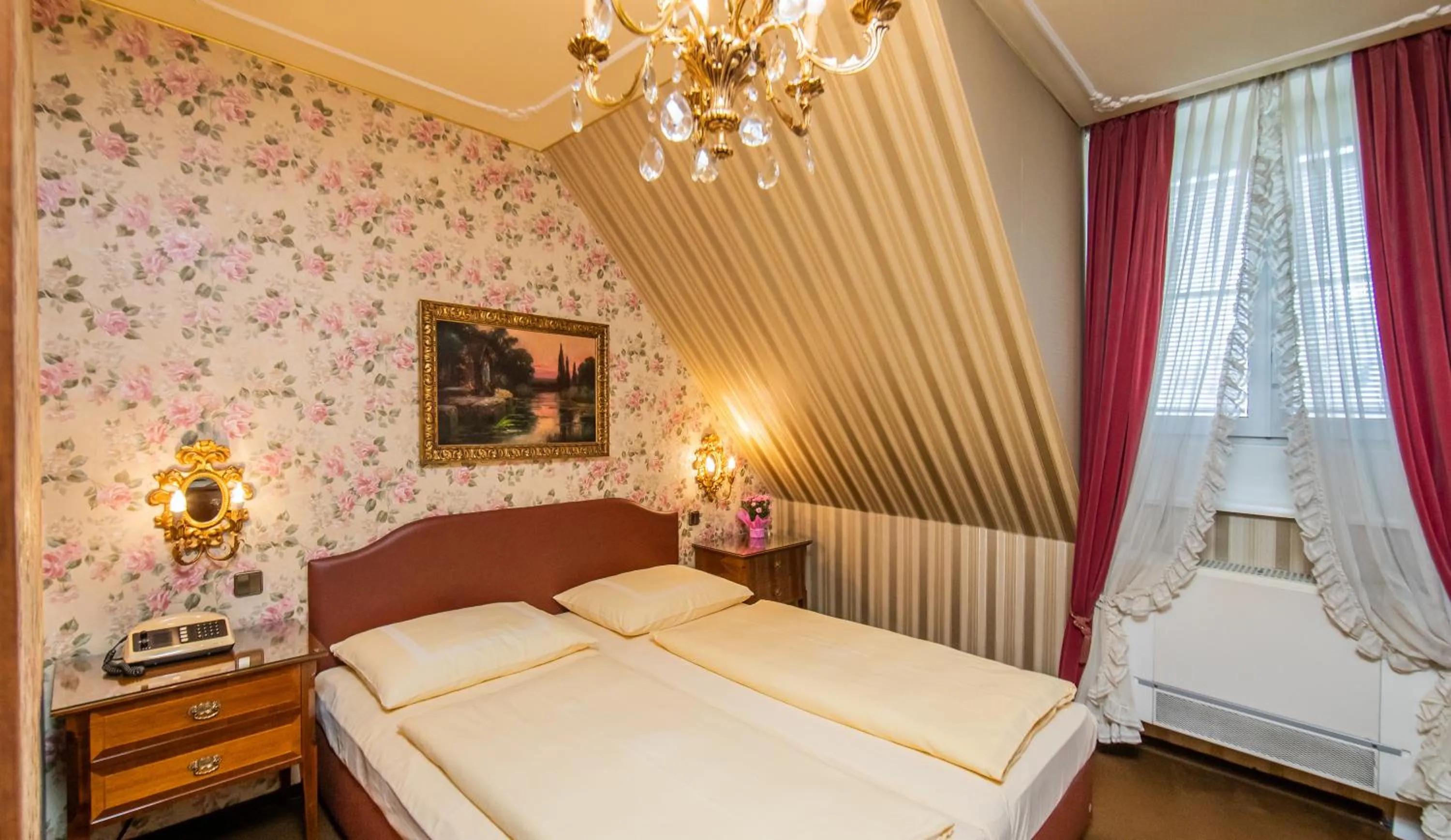 Photo of the whole room, Bed in Hotel Palais Porcia
