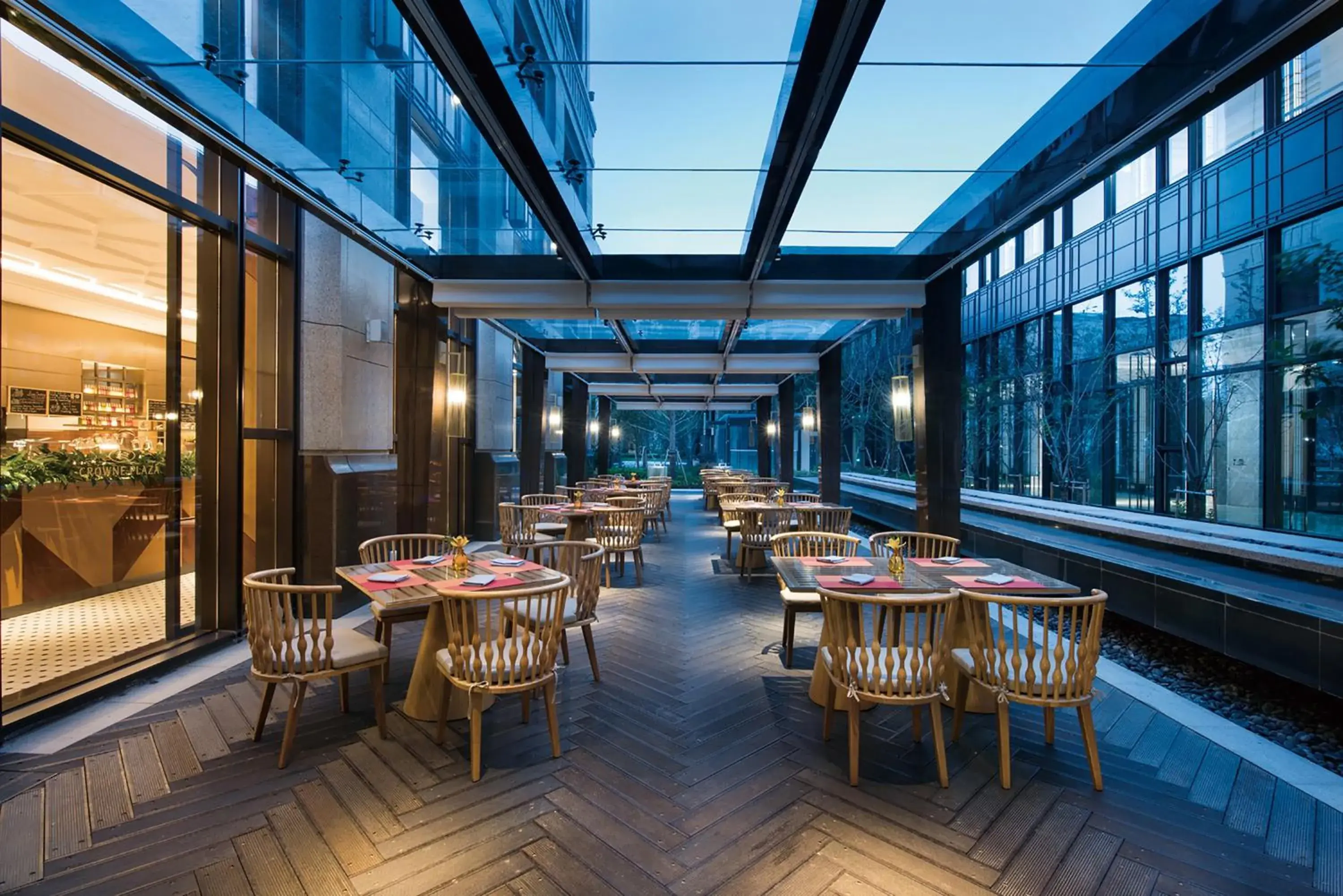 Restaurant/Places to Eat in Crowne Plaza Shanghai Pujiang, an IHG Hotel