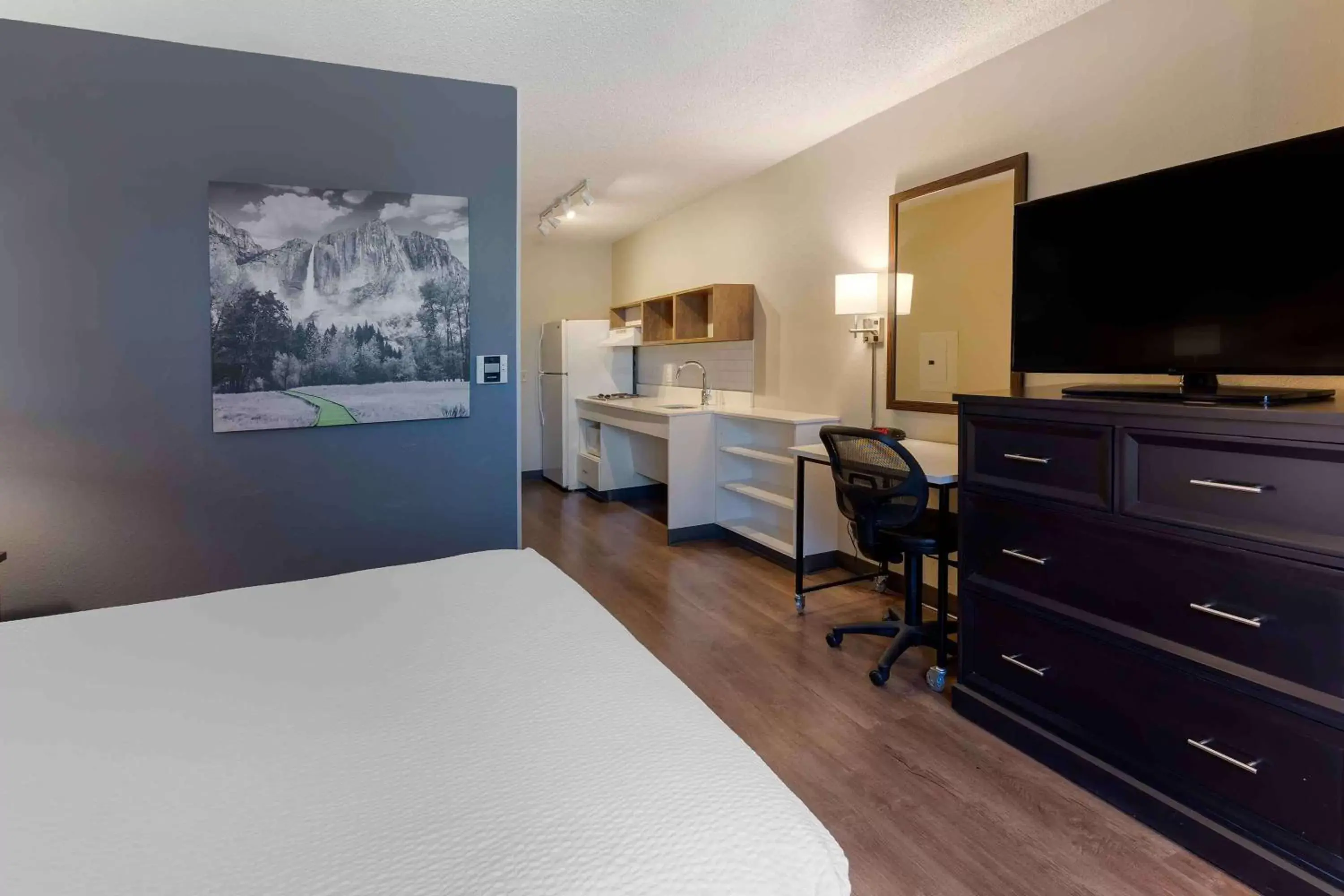 Bedroom, TV/Entertainment Center in Extended Stay America Premier Suites - Union City - Dyer St