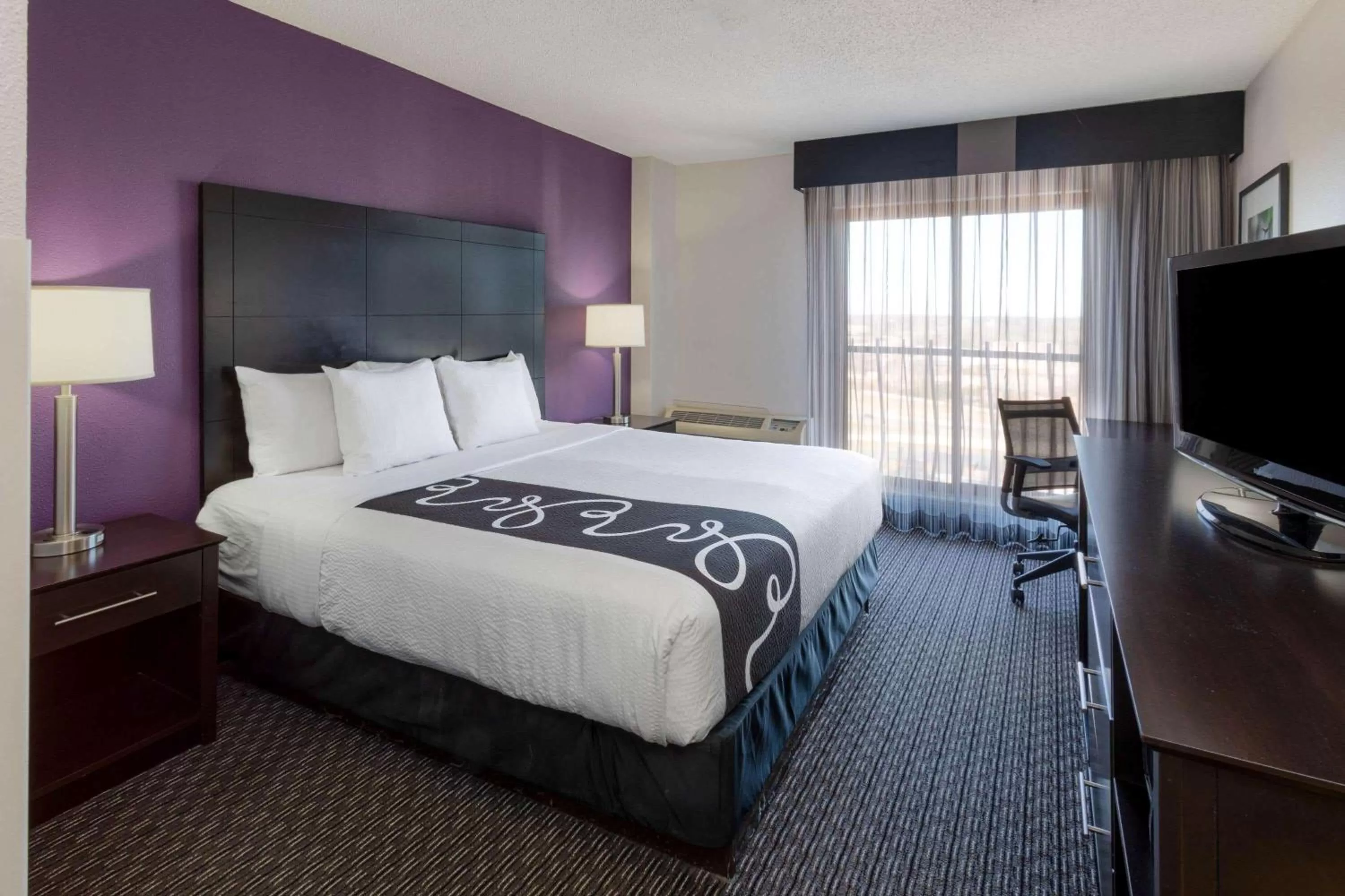 Photo of the whole room, Bed in La Quinta by Wyndham Minneapolis Bloomington W - FREE AIRPORT SHUTTLE