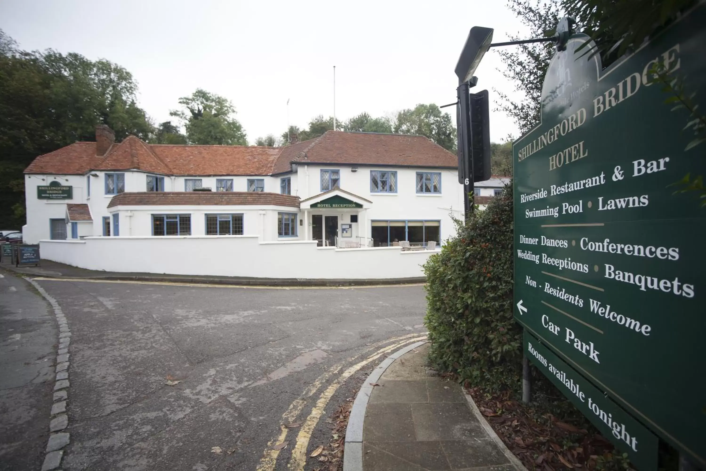 Property Building in Shillingford Bridge Hotel