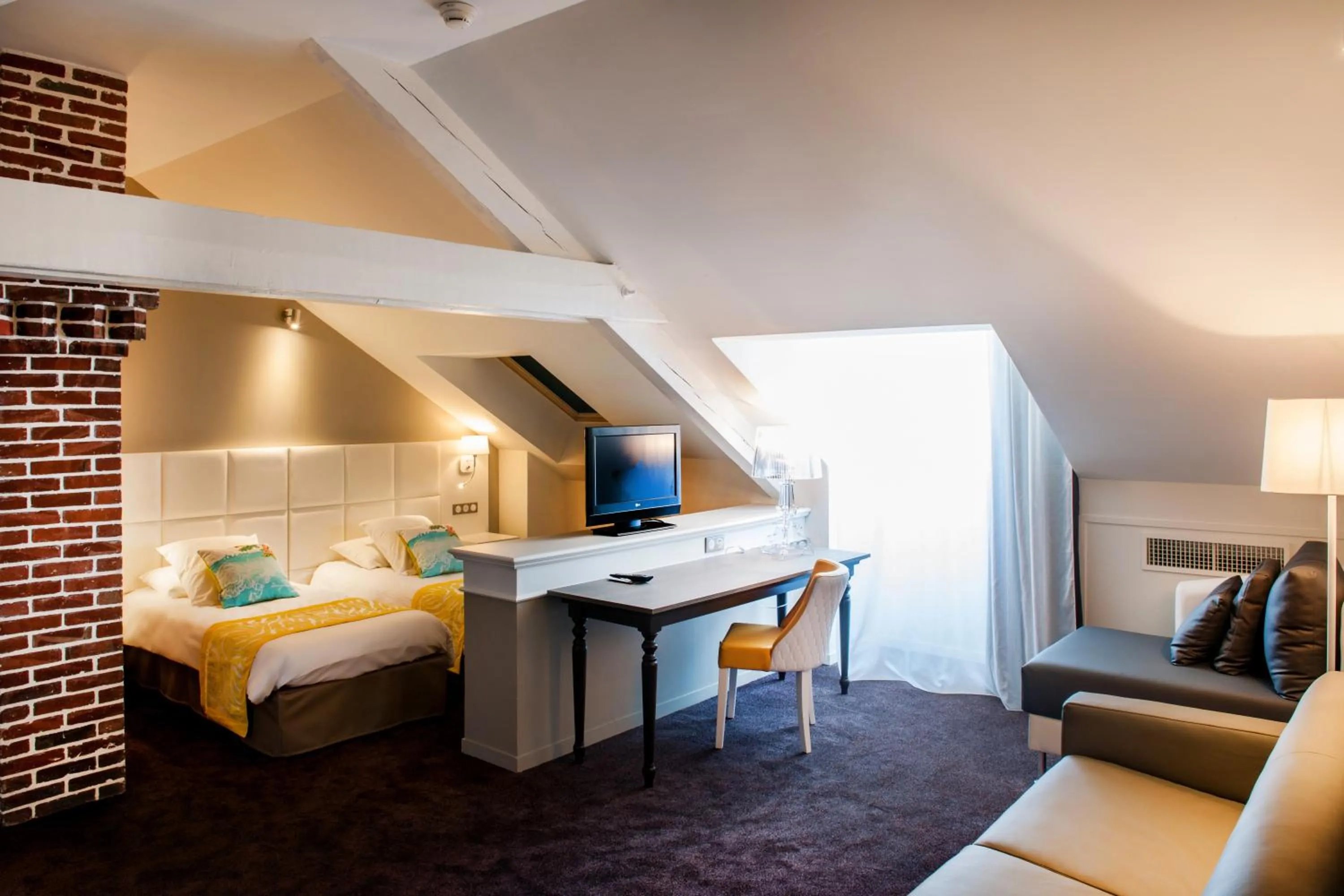 Photo of the whole room, Bed in Grand Hotel Gallia & Londres