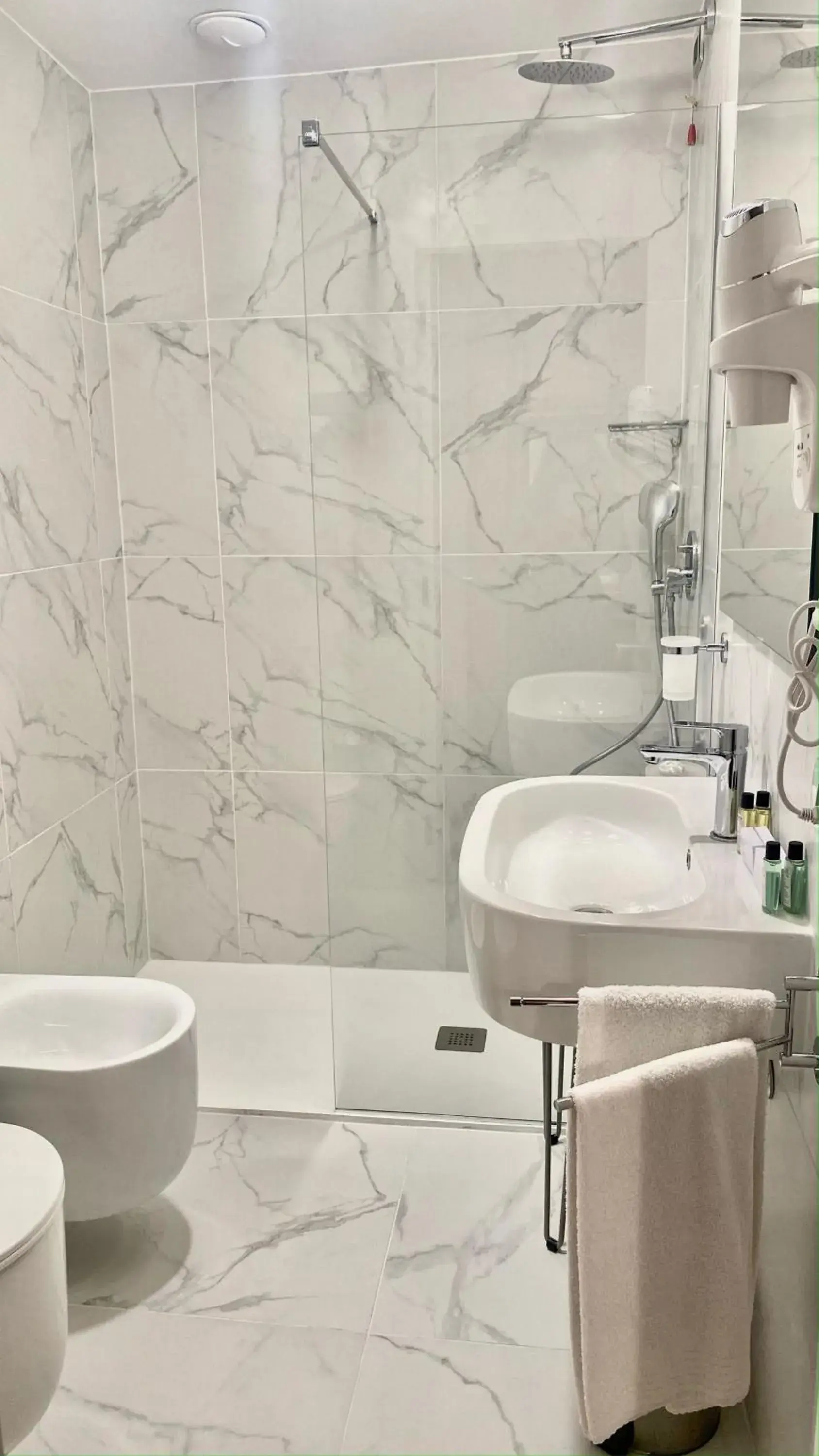 Shower, Bathroom in Hotel Sanpi Milano