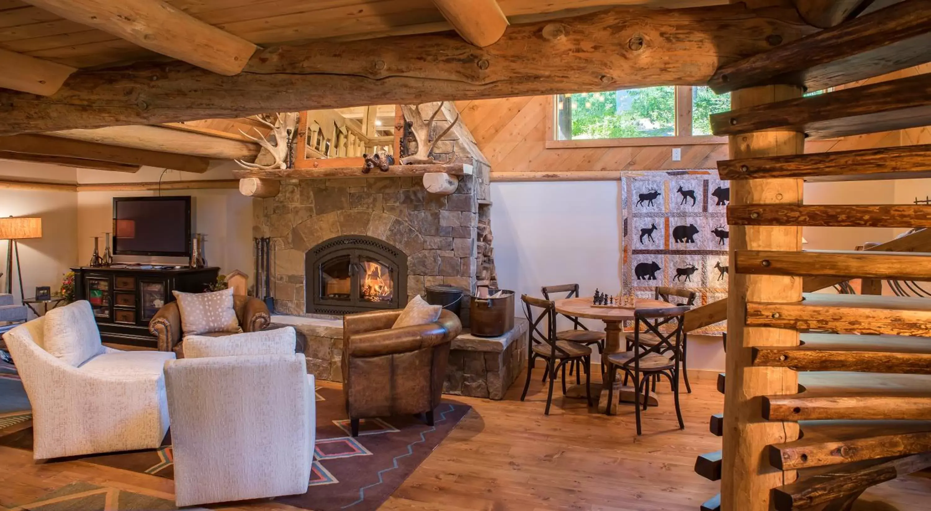 Communal lounge/ TV room, Restaurant/Places to Eat in Jackson Hole Hideout