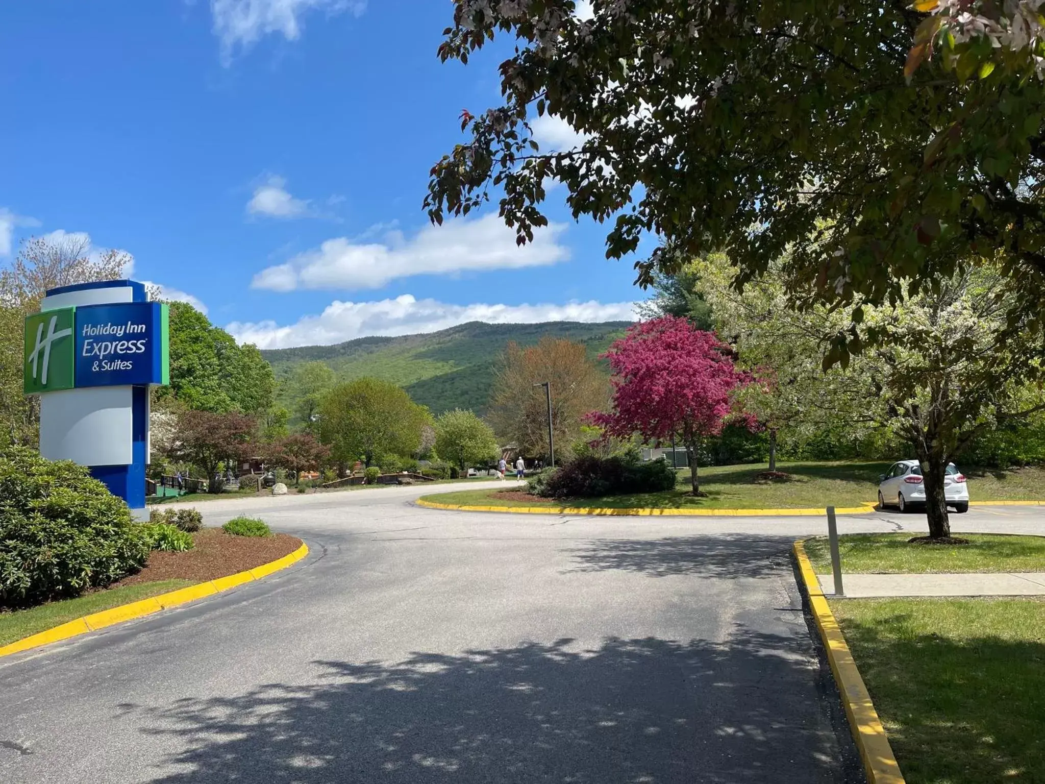 Property building in Holiday Inn Express & Suites - Lincoln East - White Mountains, an IHG Hotel