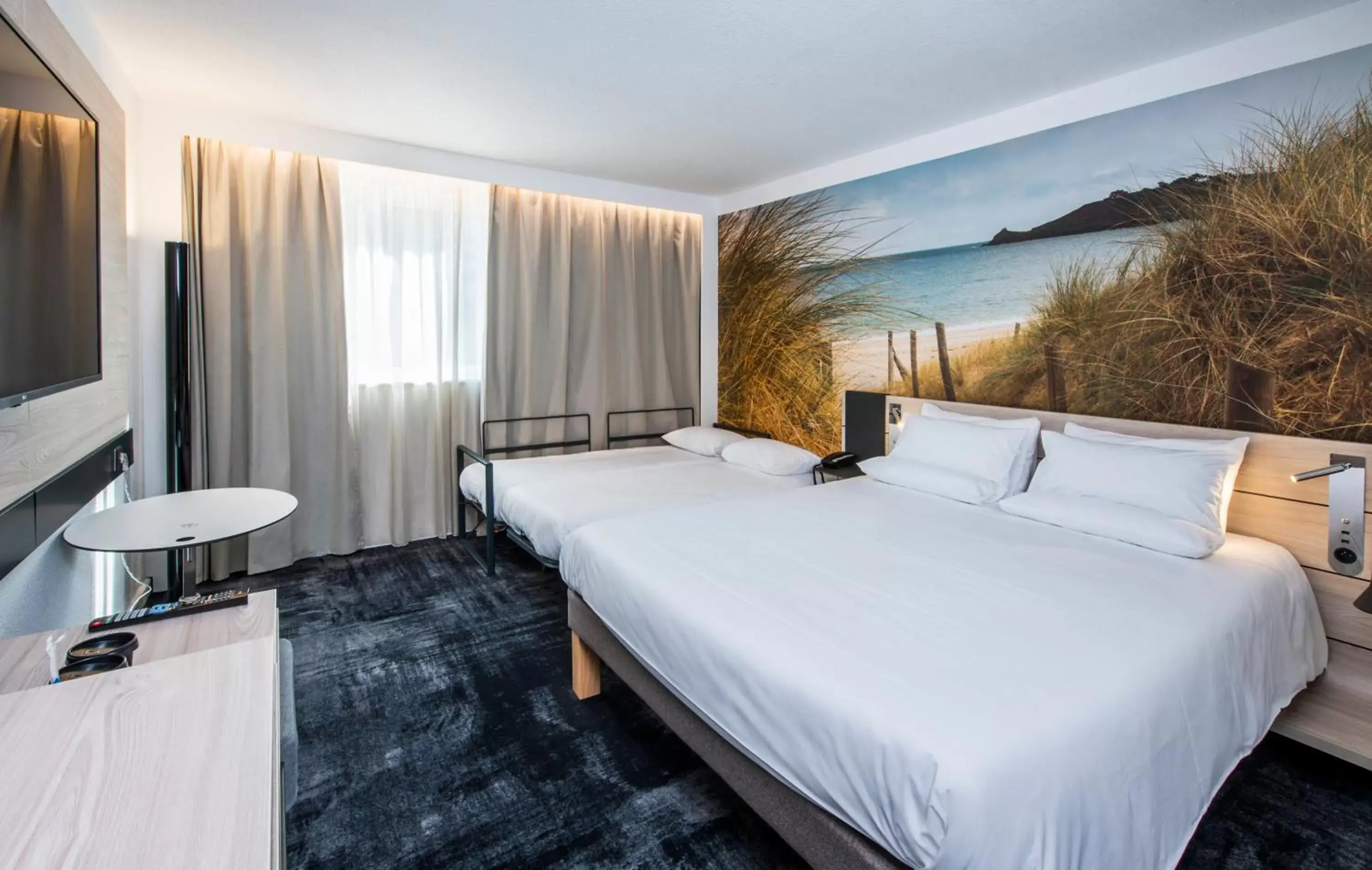 Property building, Bed in Novotel Rennes Alma