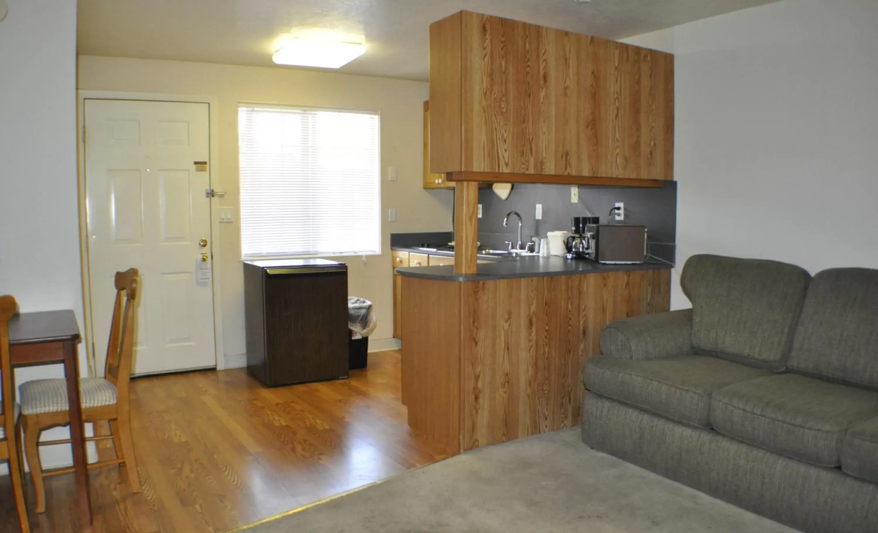 Photo of the whole room, Kitchen/Kitchenette in Uptown Inn