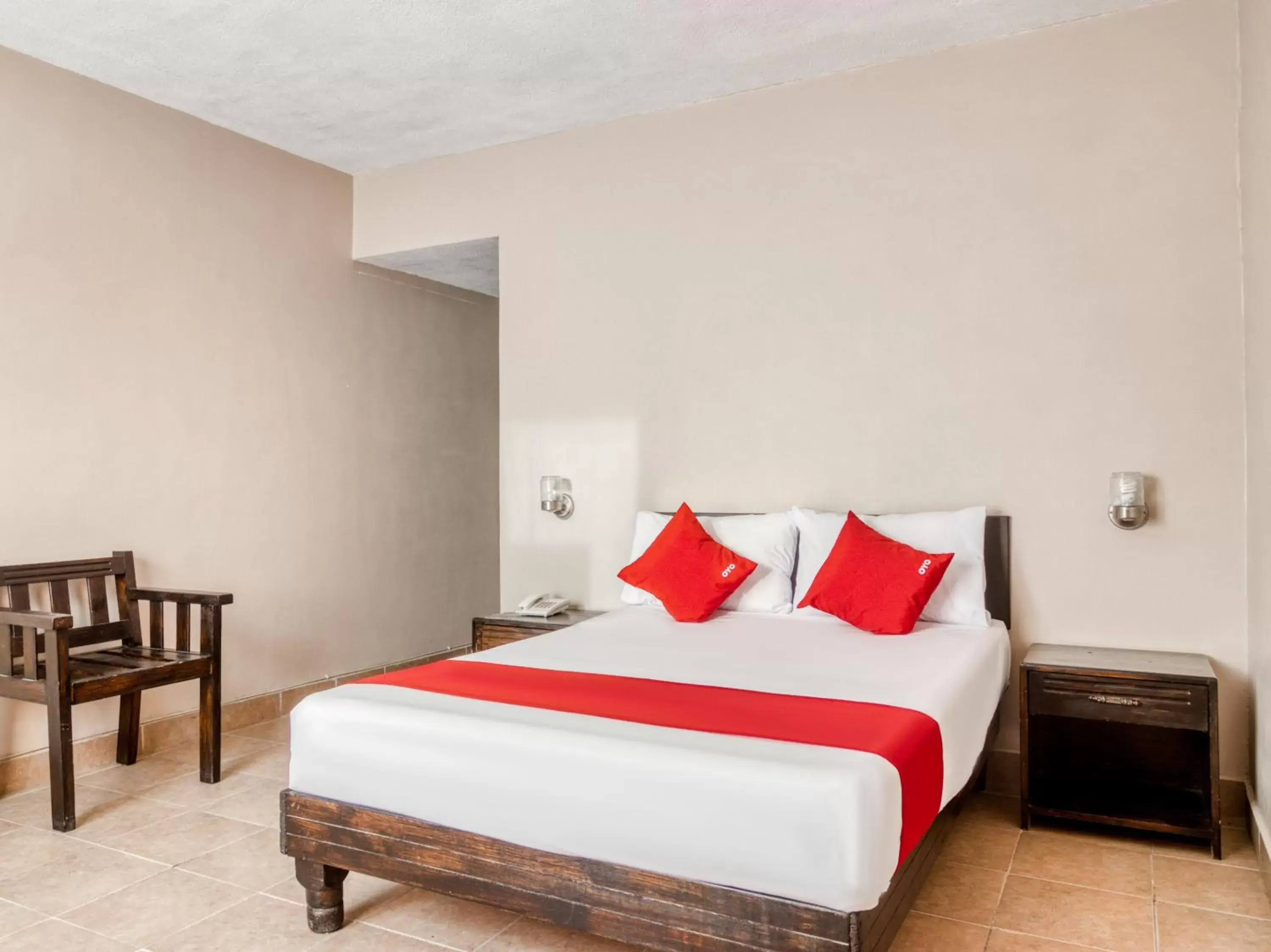 Bedroom, Bed in Capital O Hotel La Siesta, Gomez Palacio