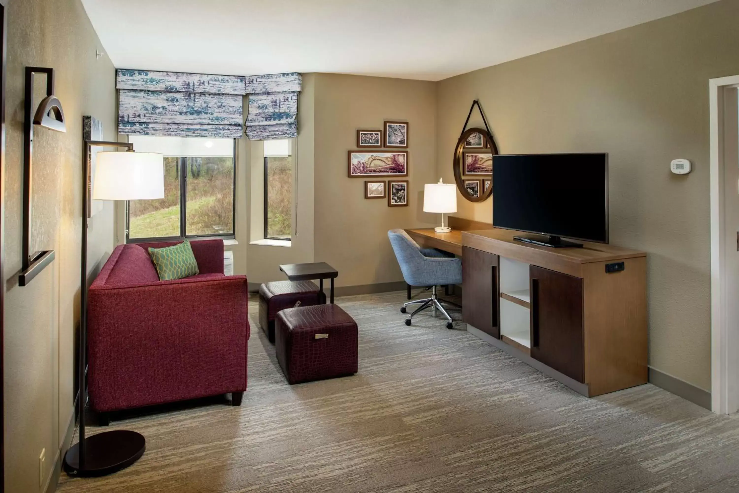 Bedroom, Seating Area in Hampton Inn & Suites Binghamton/Vestal