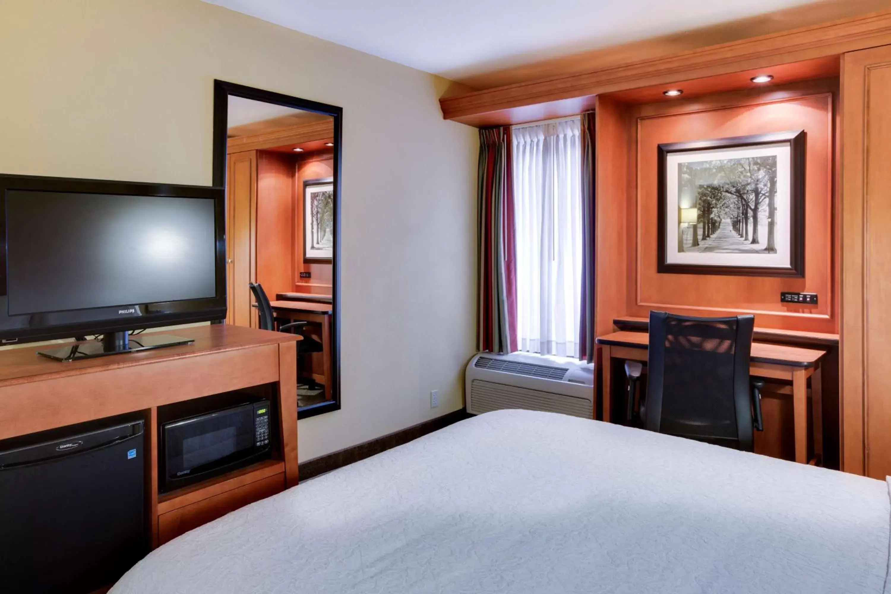 Bed, TV/Entertainment Center in Hampton Inn Pittsburgh Greentree