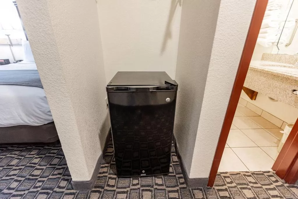 Bedroom, Bed in Savannah House Hotel