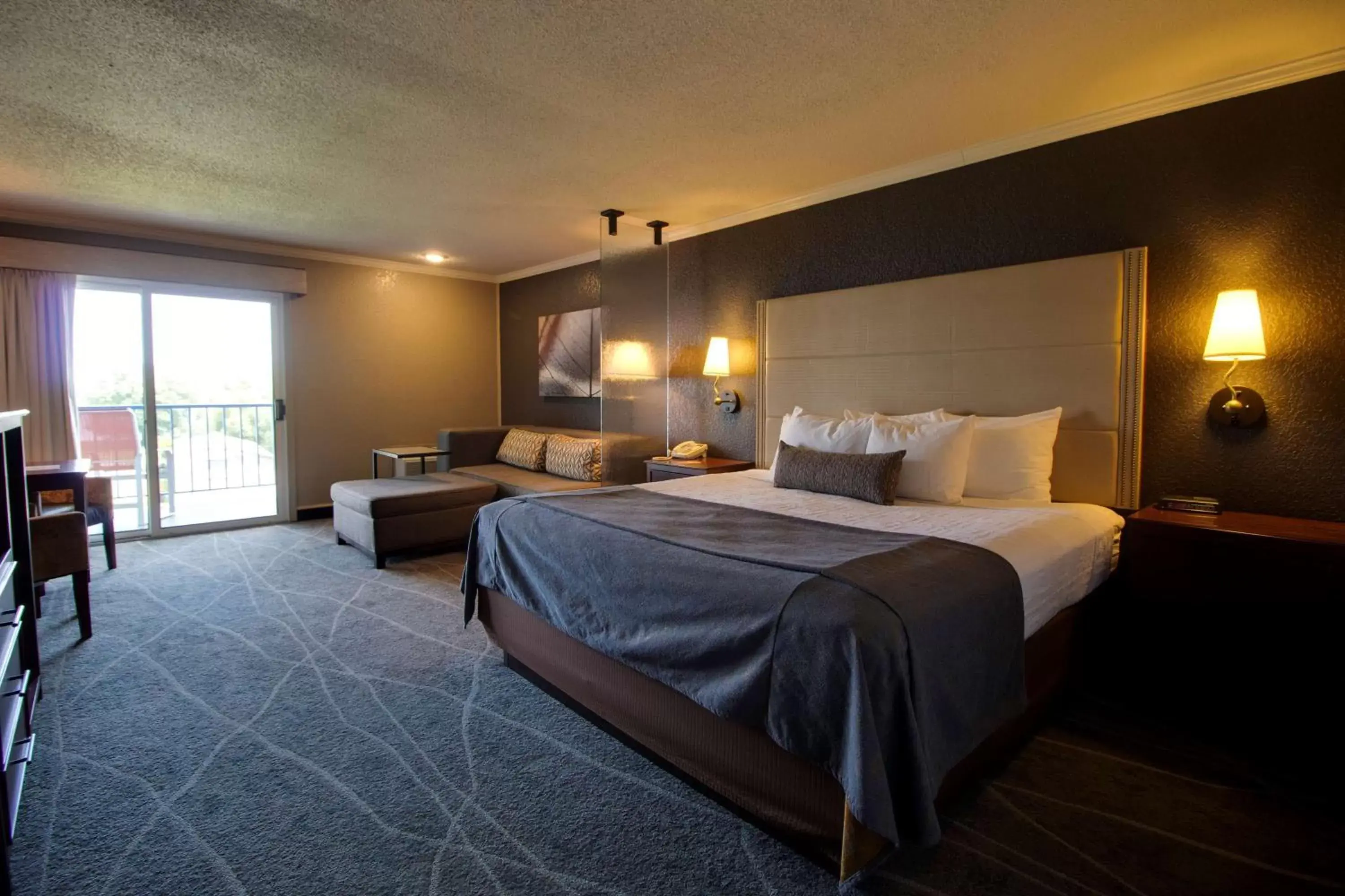 Photo of the whole room, Bed in Best Western Harbour Pointe Lakefront