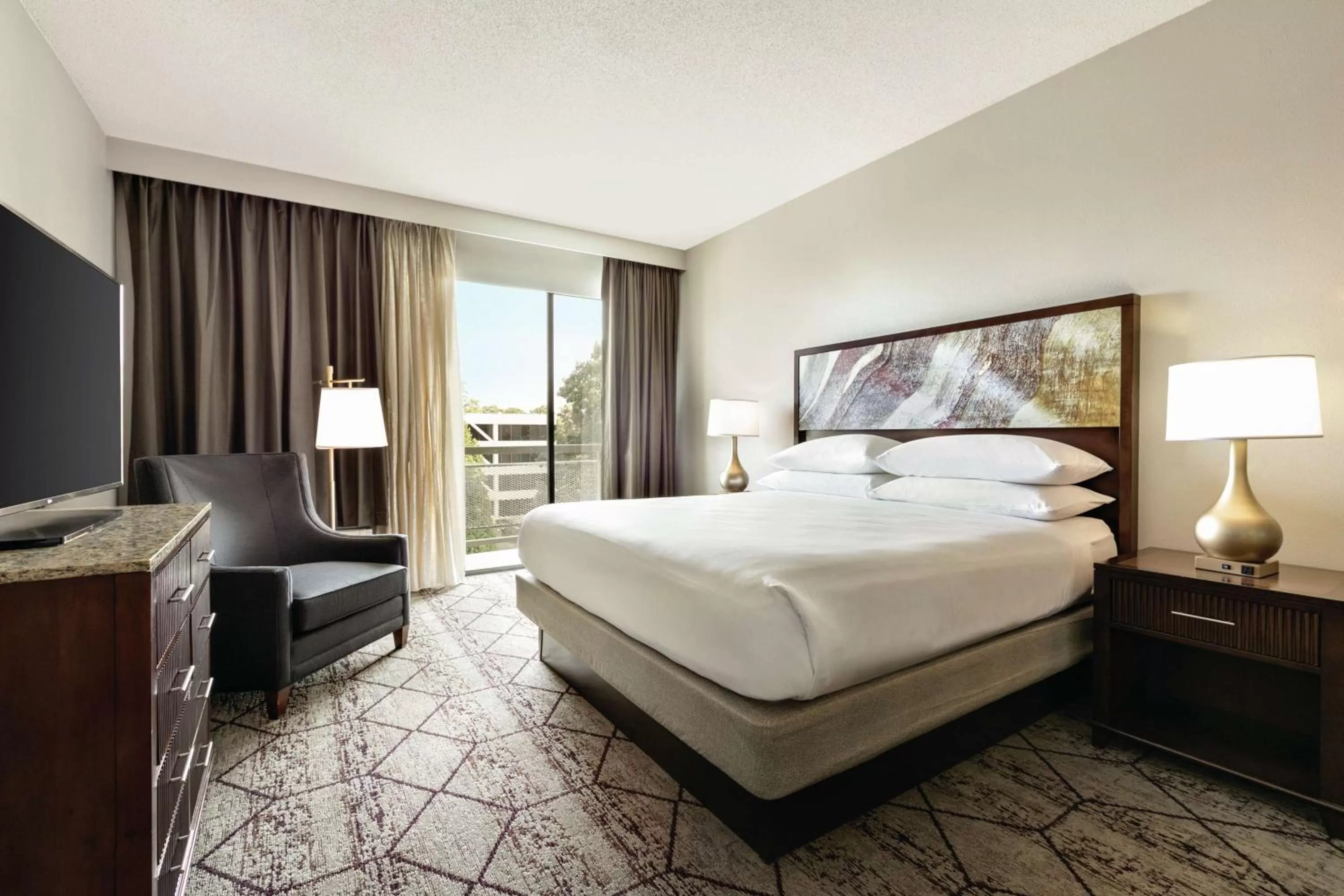 Bedroom, Bed in DoubleTree by Hilton Atlanta Northeast/Northlake