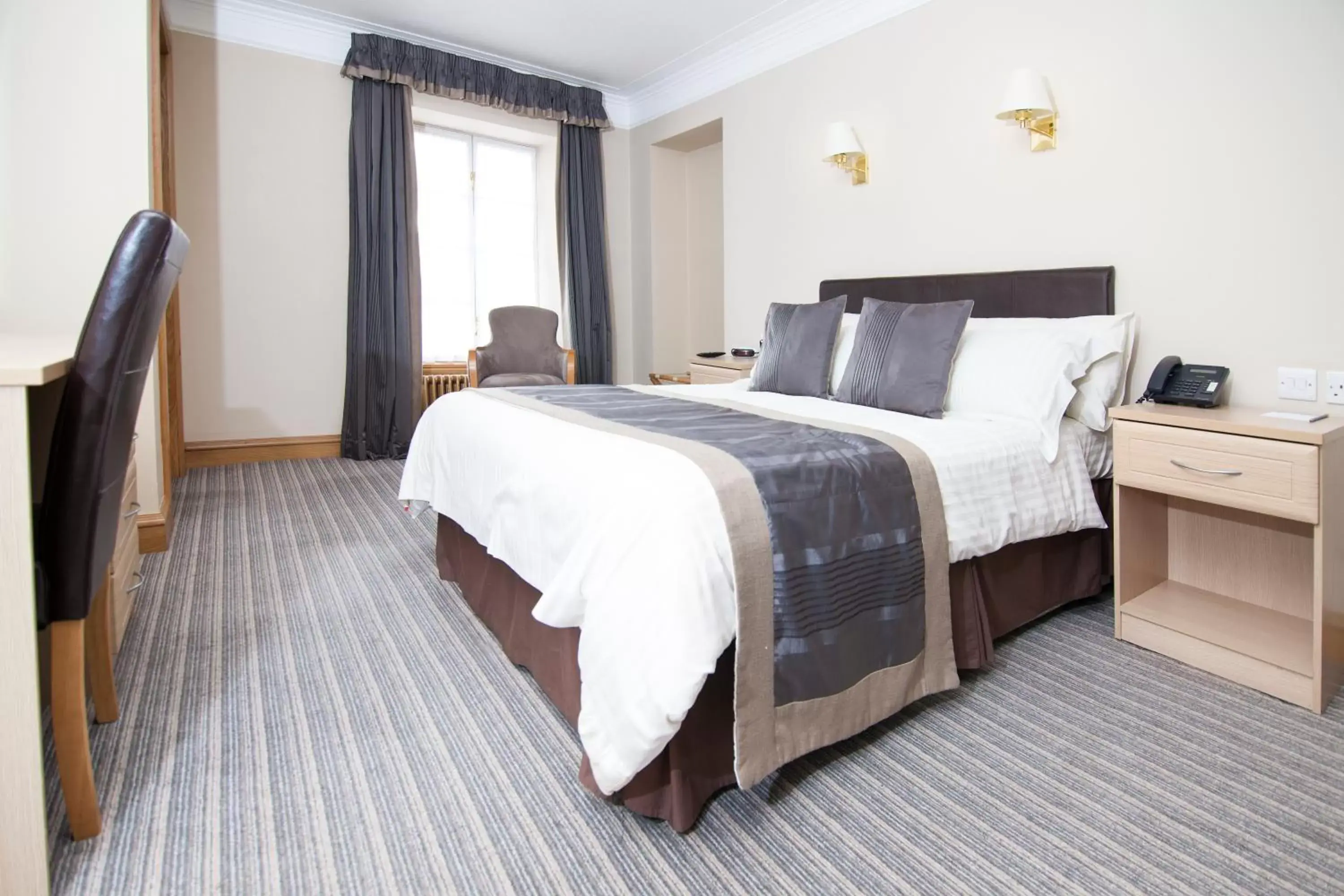 Bedroom, Bed in Burnett Arms Hotel