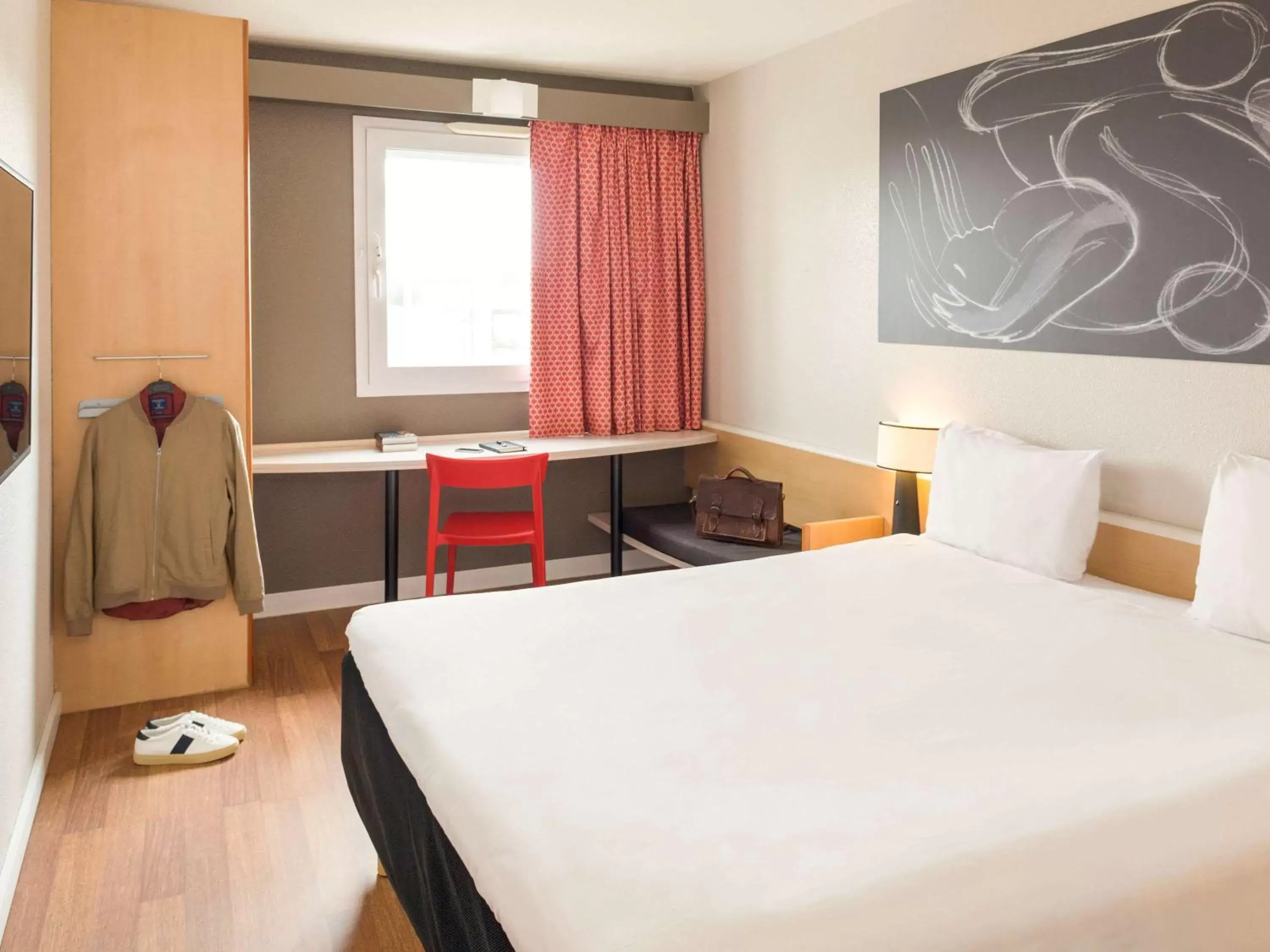 Photo of the whole room, Bed in Ibis Madrid Fuenlabrada