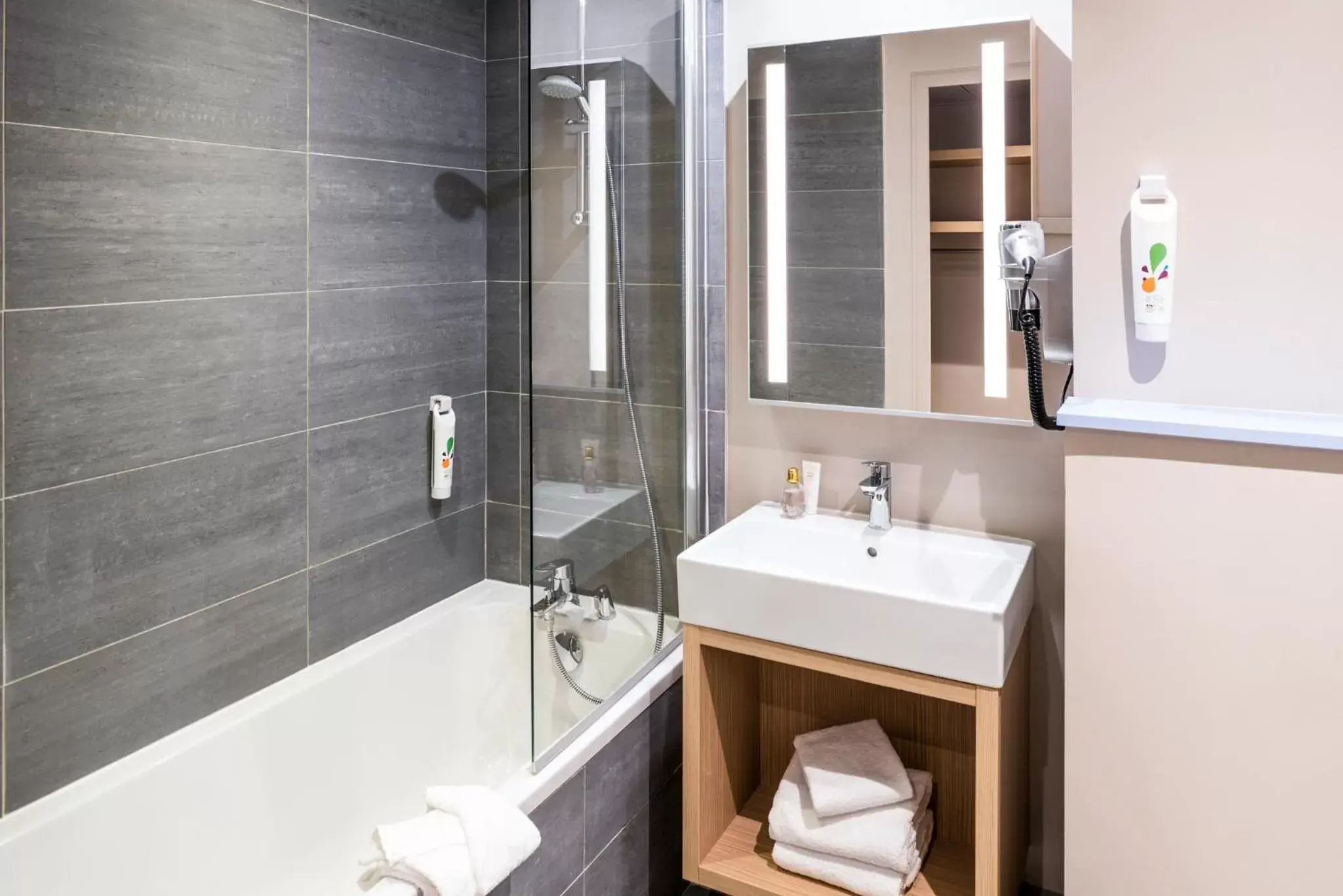 Bathroom in ibis Styles Clamart Gare Grand Paris