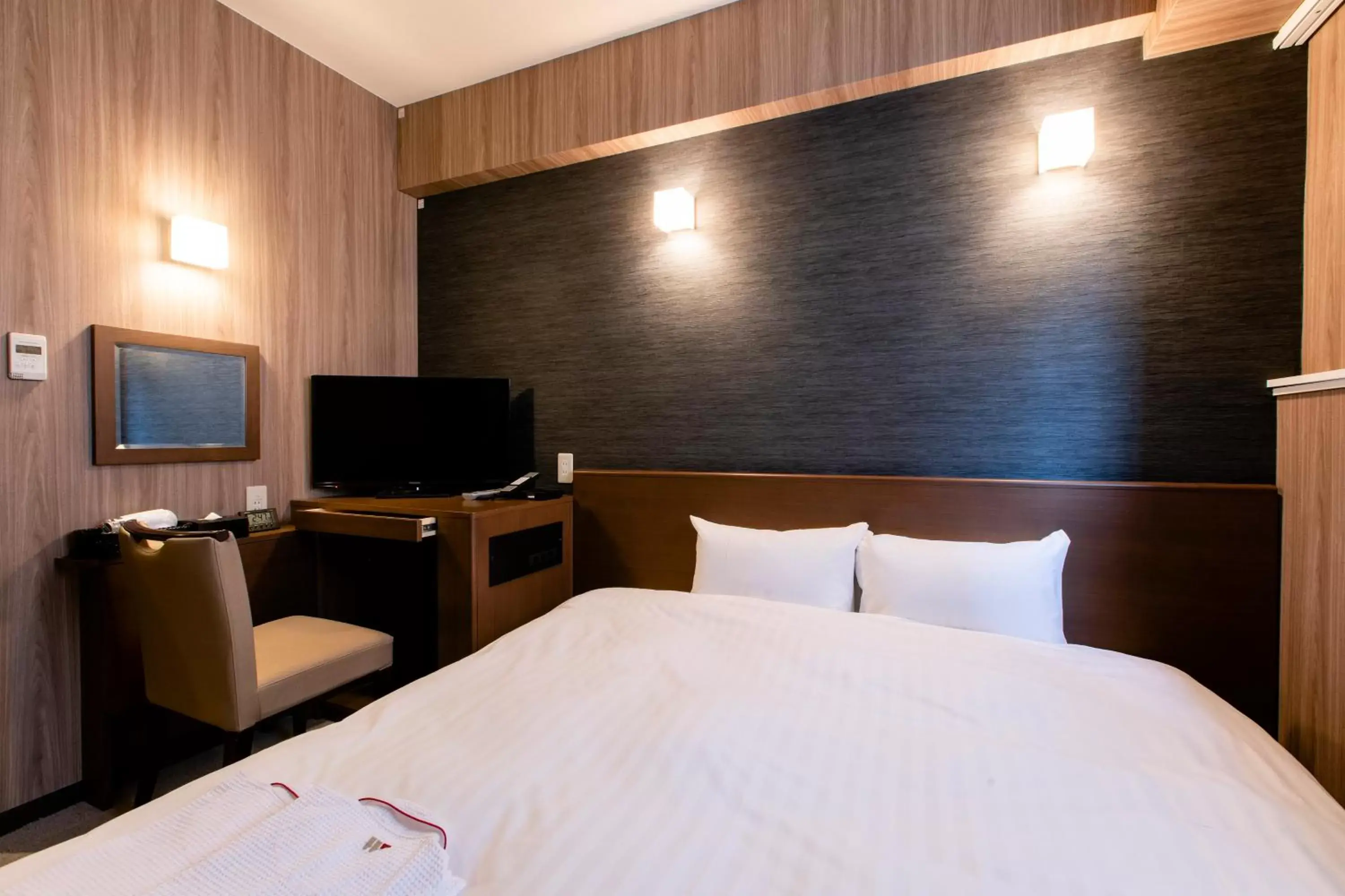 Photo of the whole room, Bed in Hotel Wing International Asahikawa Ekimae