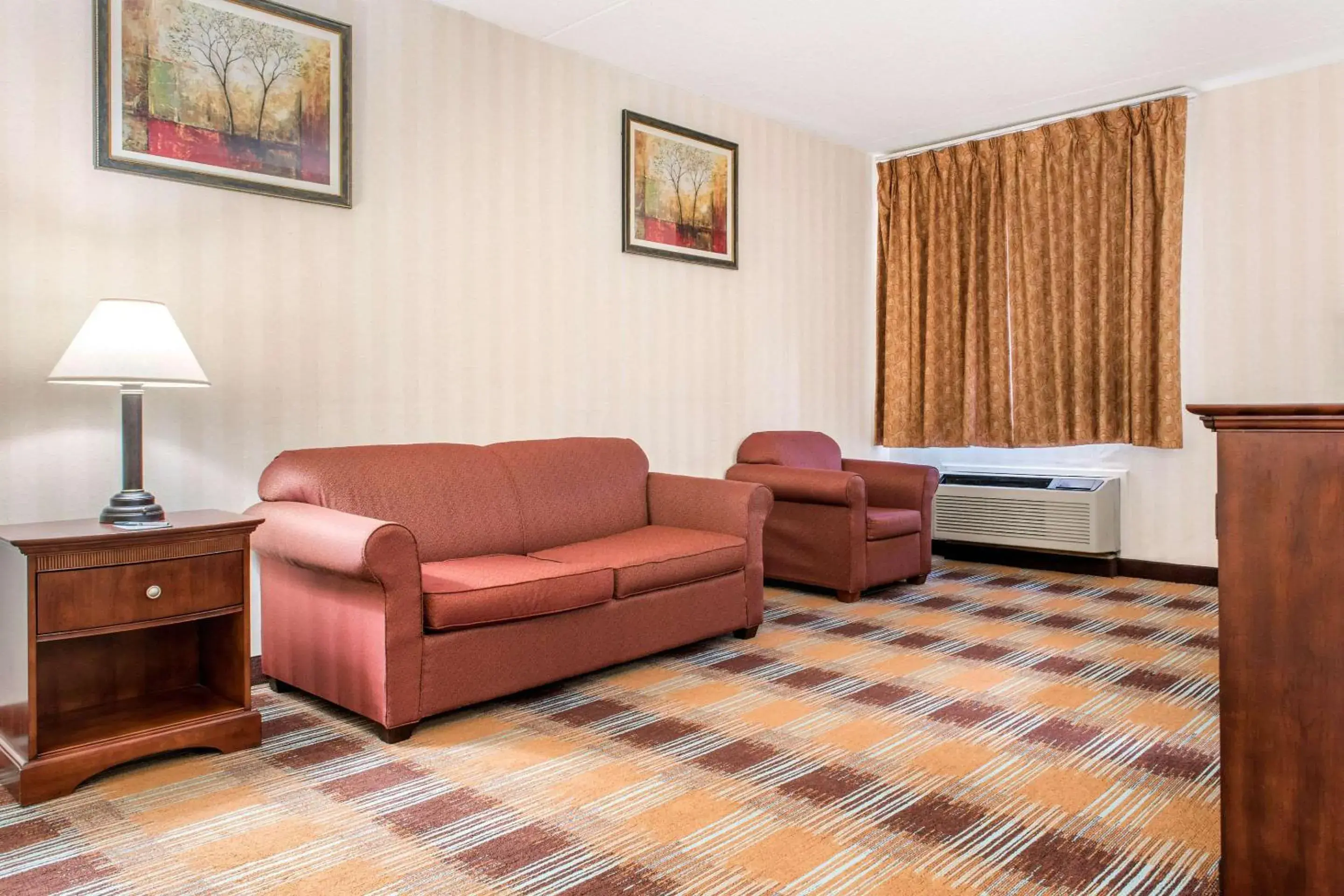 Photo of the whole room, Seating Area in Quality Inn & Suites Miamisburg - Dayton South