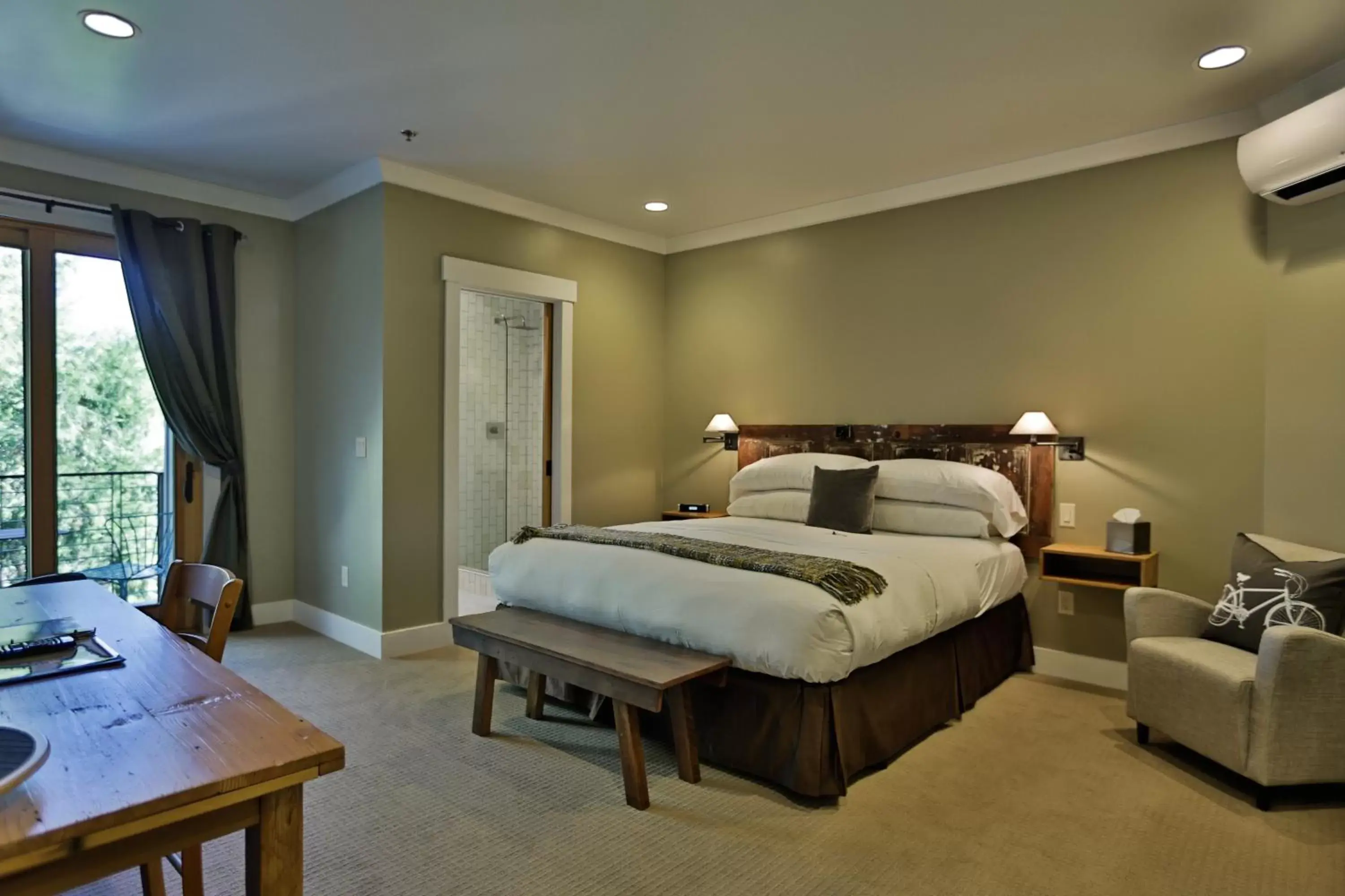 Superior King Room in Hanford House Inn