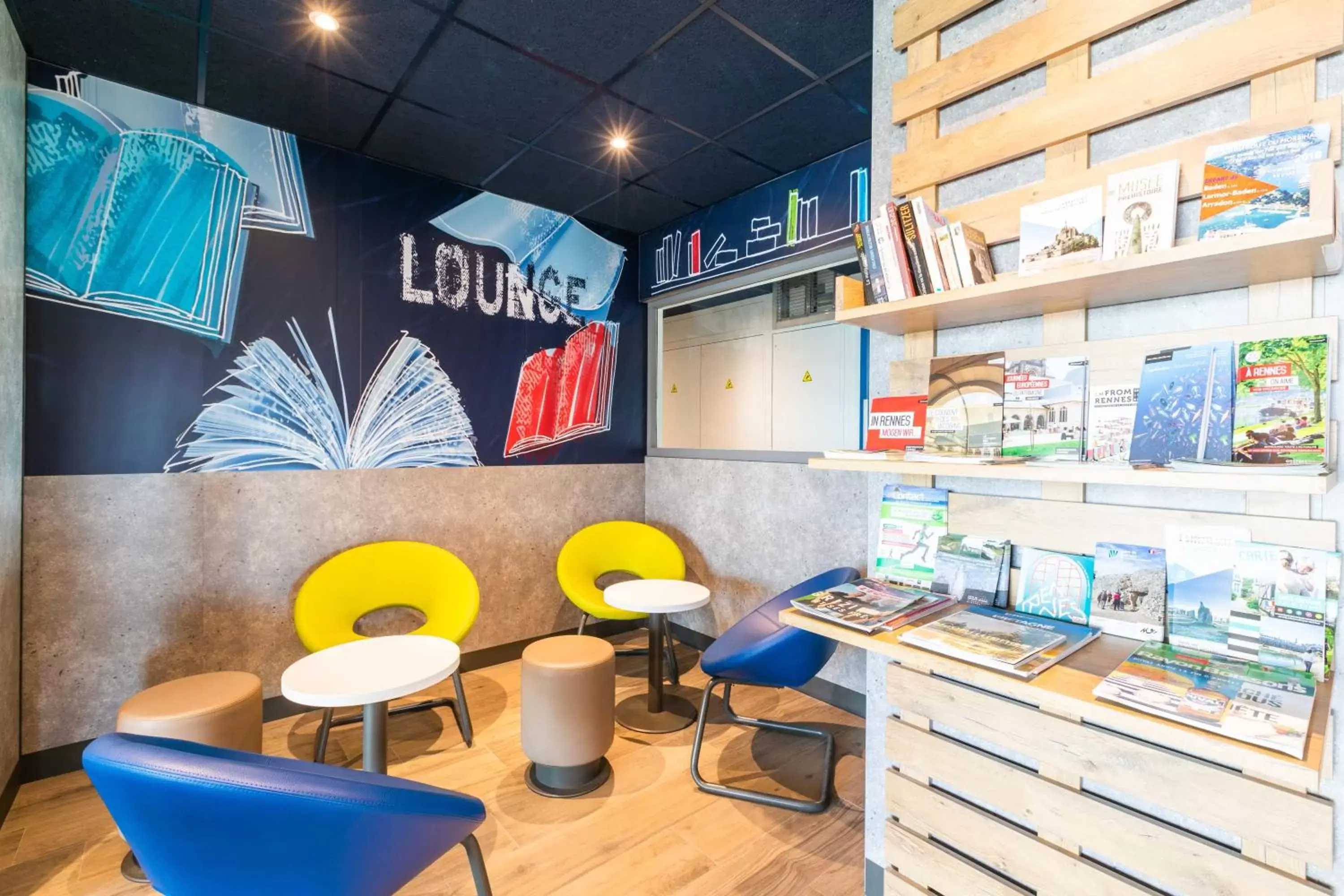 Lounge or bar, Restaurant/Places to Eat in ibis budget Rennes Rte Lorient