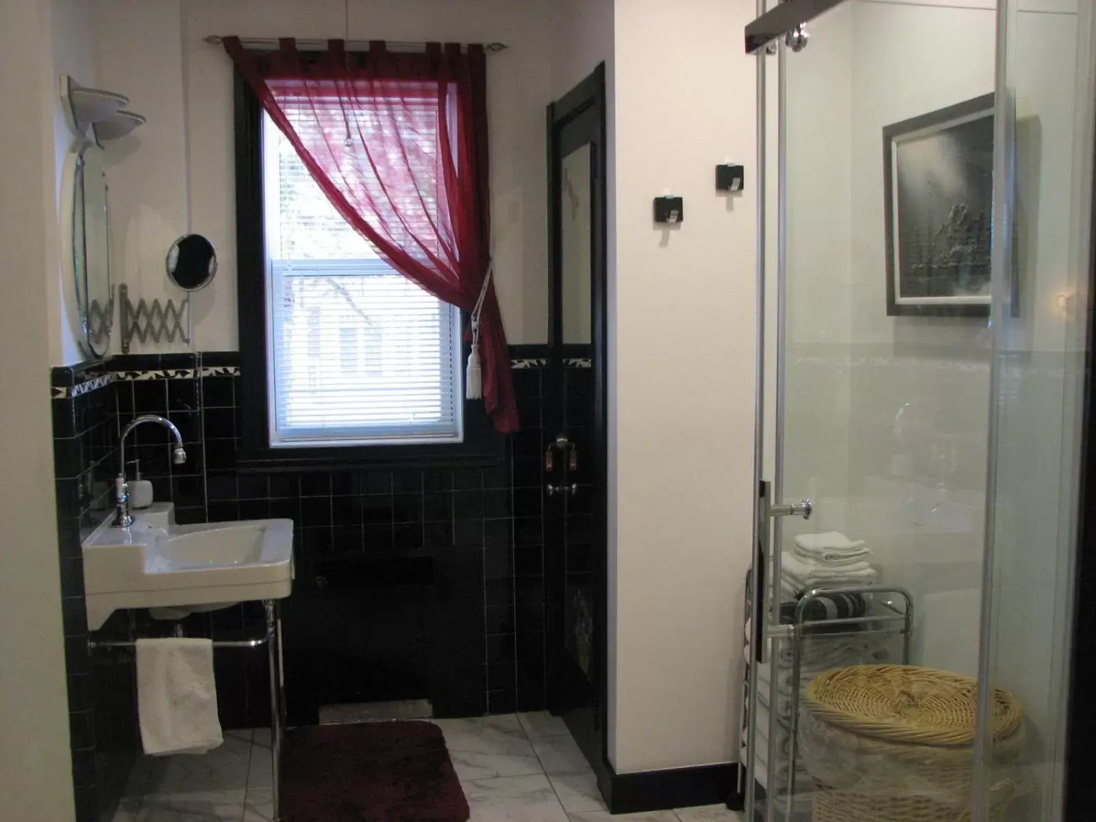 Bathroom, Dining Area in Magnolia B&B