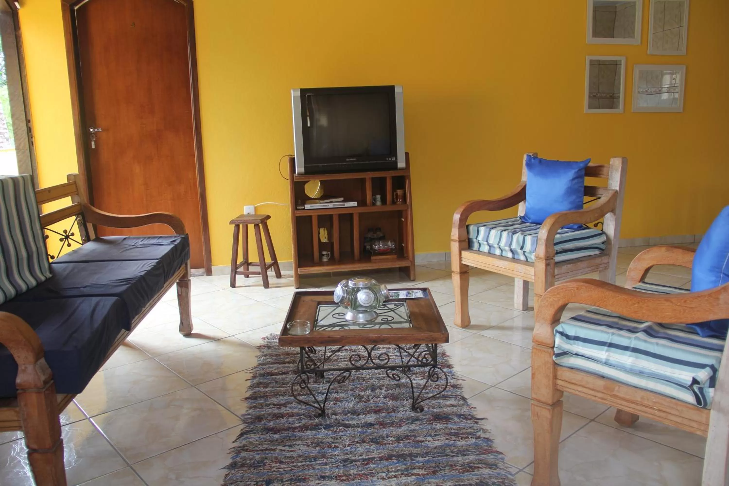 Communal lounge/ TV room in Pousada da Rose Paraty
