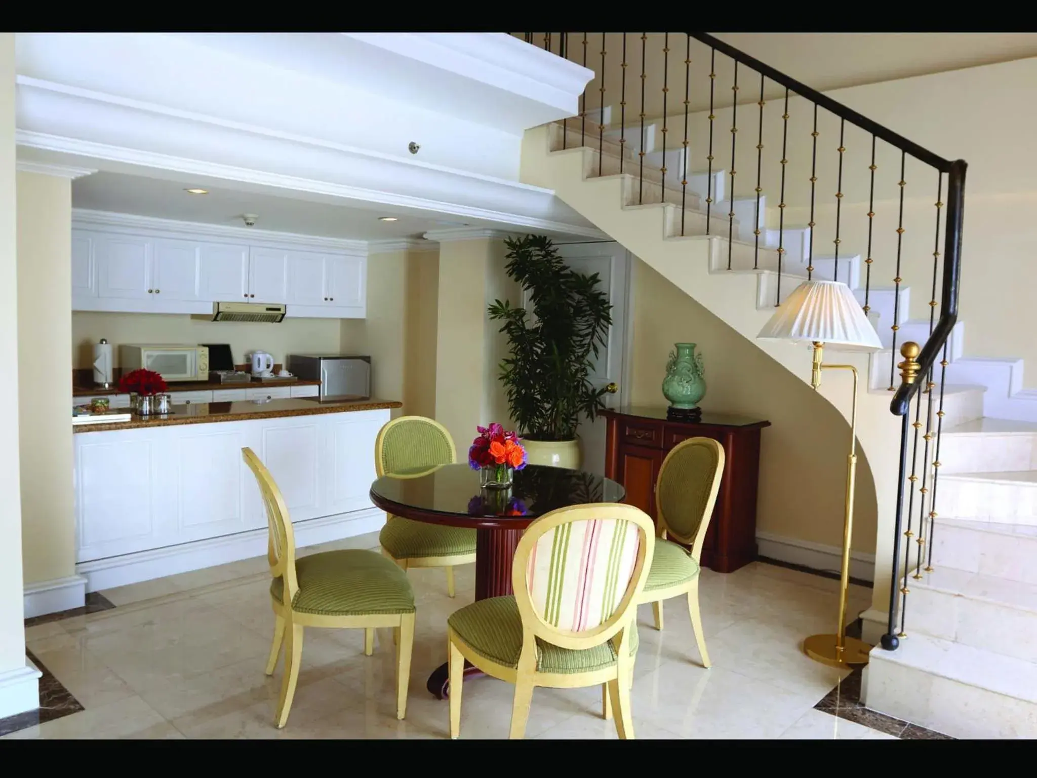 Kitchen or kitchenette, Dining Area in Hotel Gran Mahakam