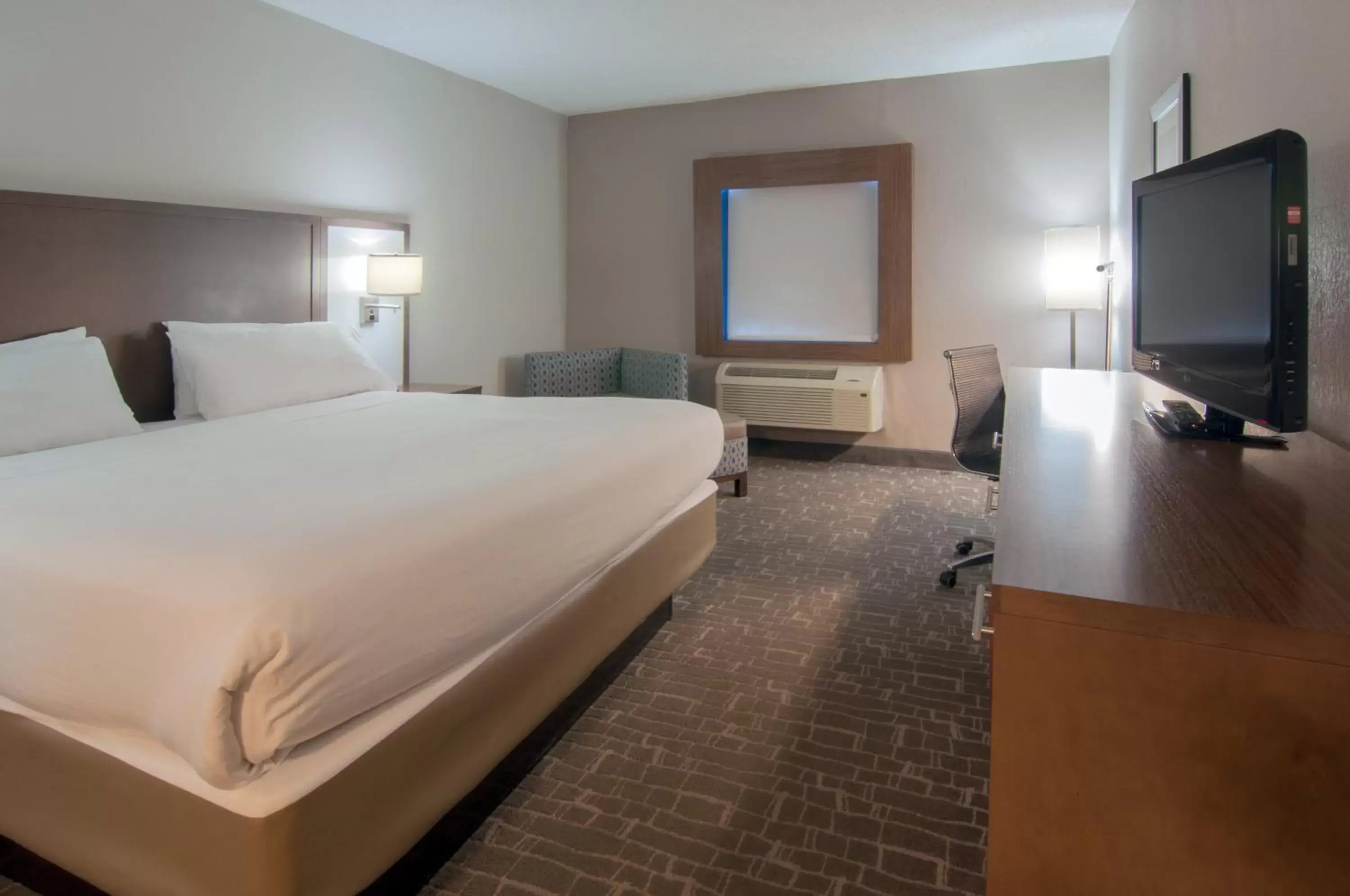 Photo of the whole room, Bed in Holiday Inn Express & Suites Nashville-I-40 & I-24(Spence Lane), an IHG Hotel