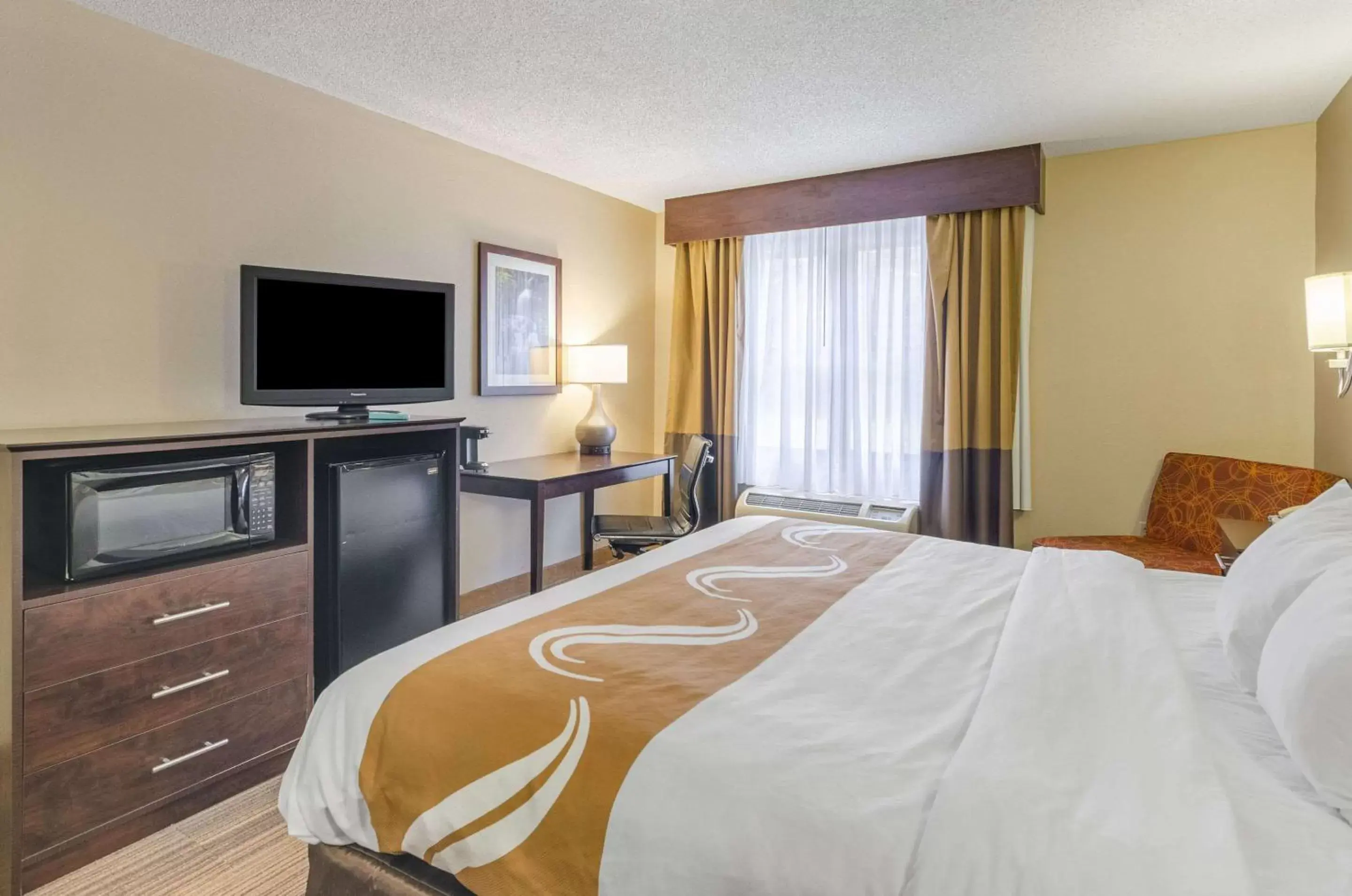 Photo of the whole room, Bed in Quality Inn Radford-West Blacksburg I-81