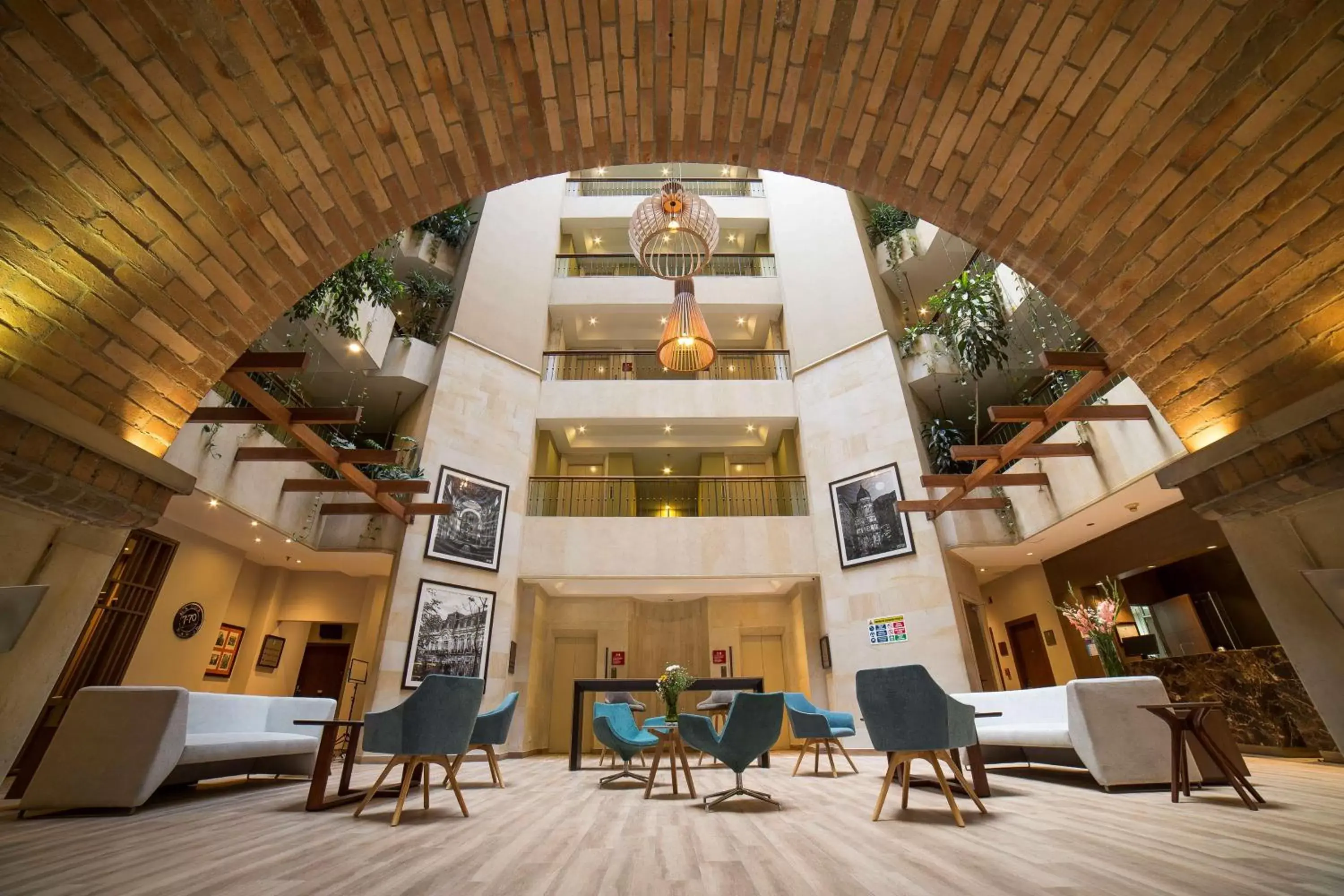 Lobby or reception, Restaurant/Places to Eat in Embassy Suites by Hilton Bogotá - Rosales