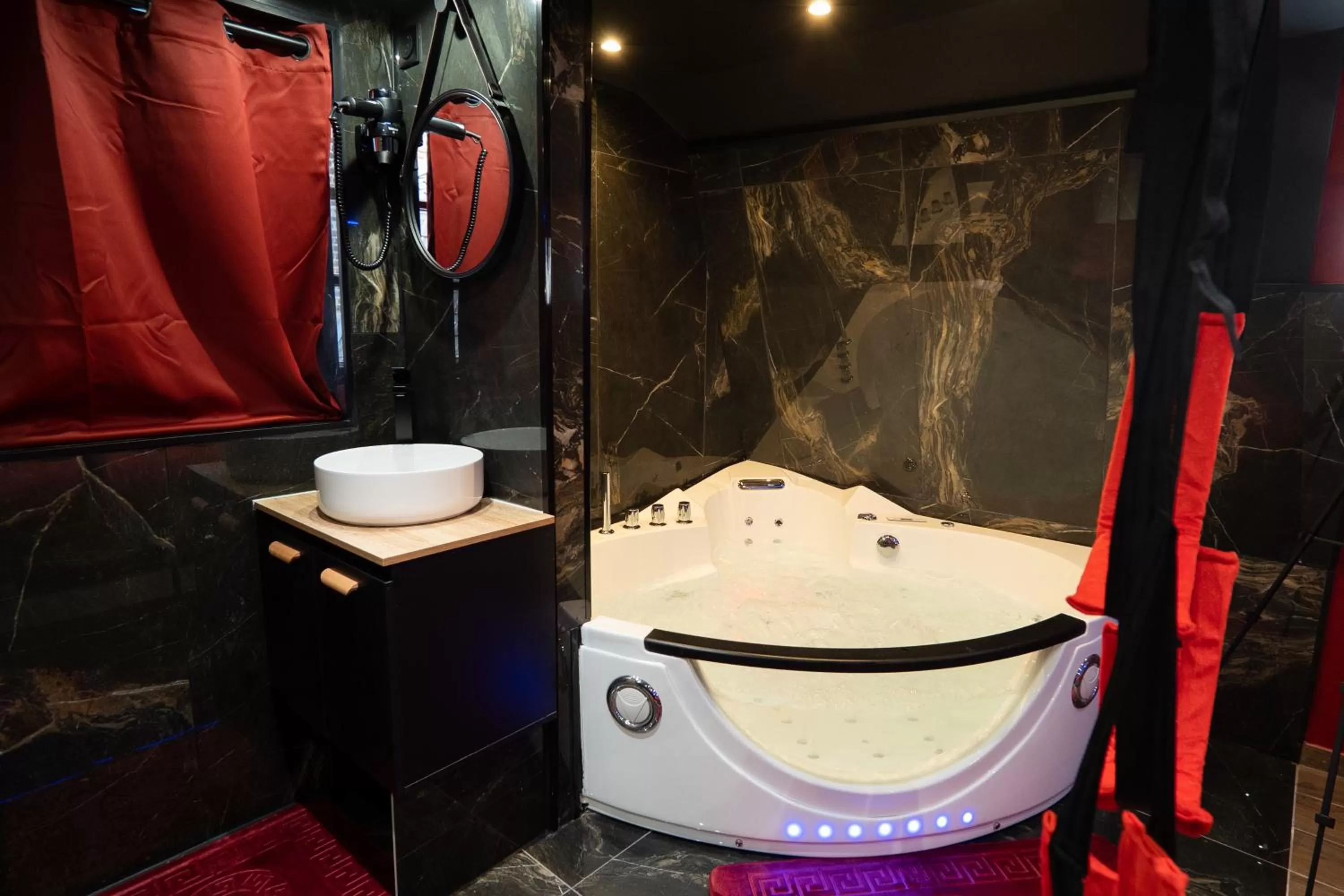 Bathroom in Capsule Secret - Jacuzzi - Netflix & Home cinéma - Jeux de couple - Barre de pole dance