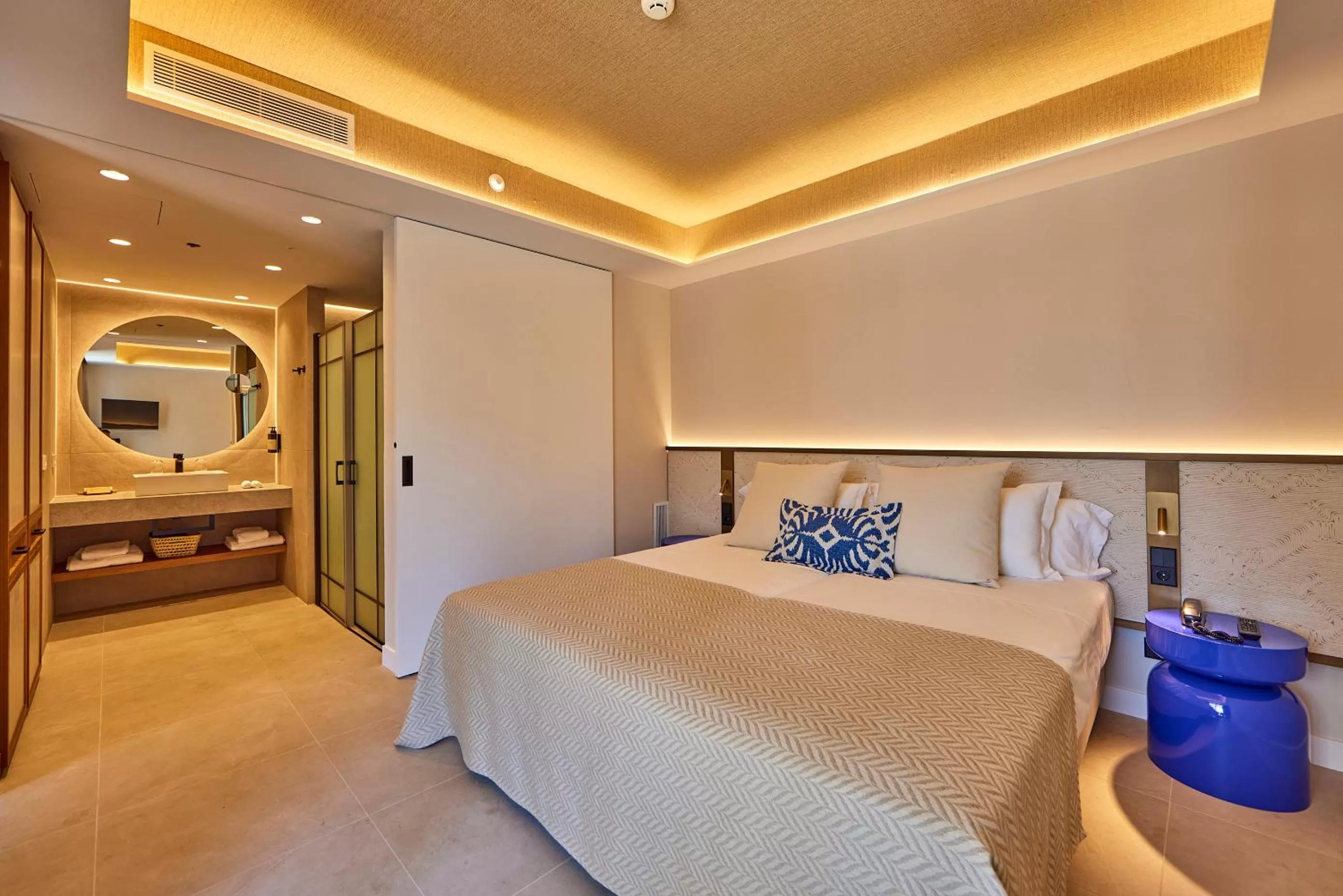 Photo of the whole room, Bed in Universal Grand León & Spa