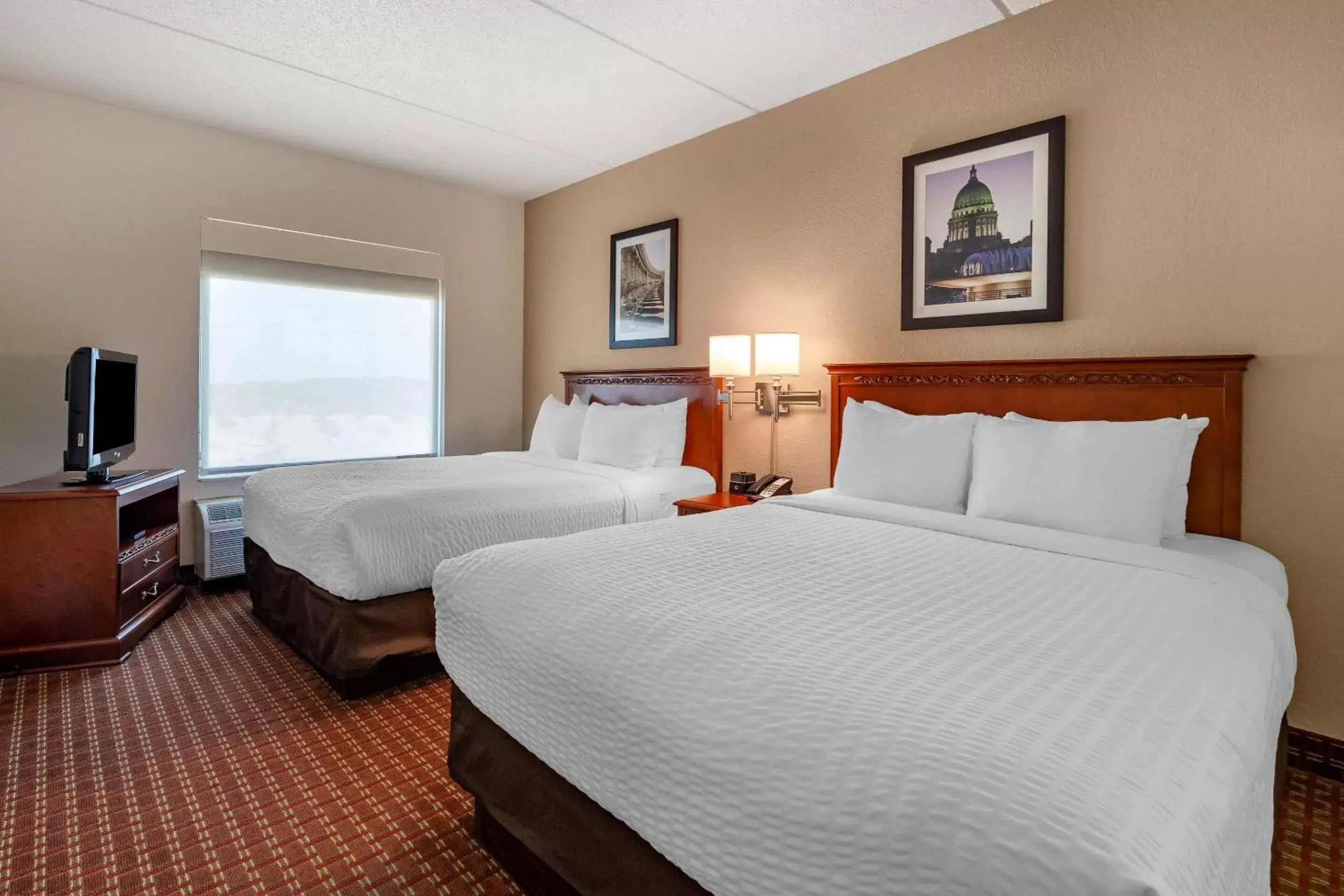 Bedroom, Bed in Clarion Suites at The Alliant Energy Center