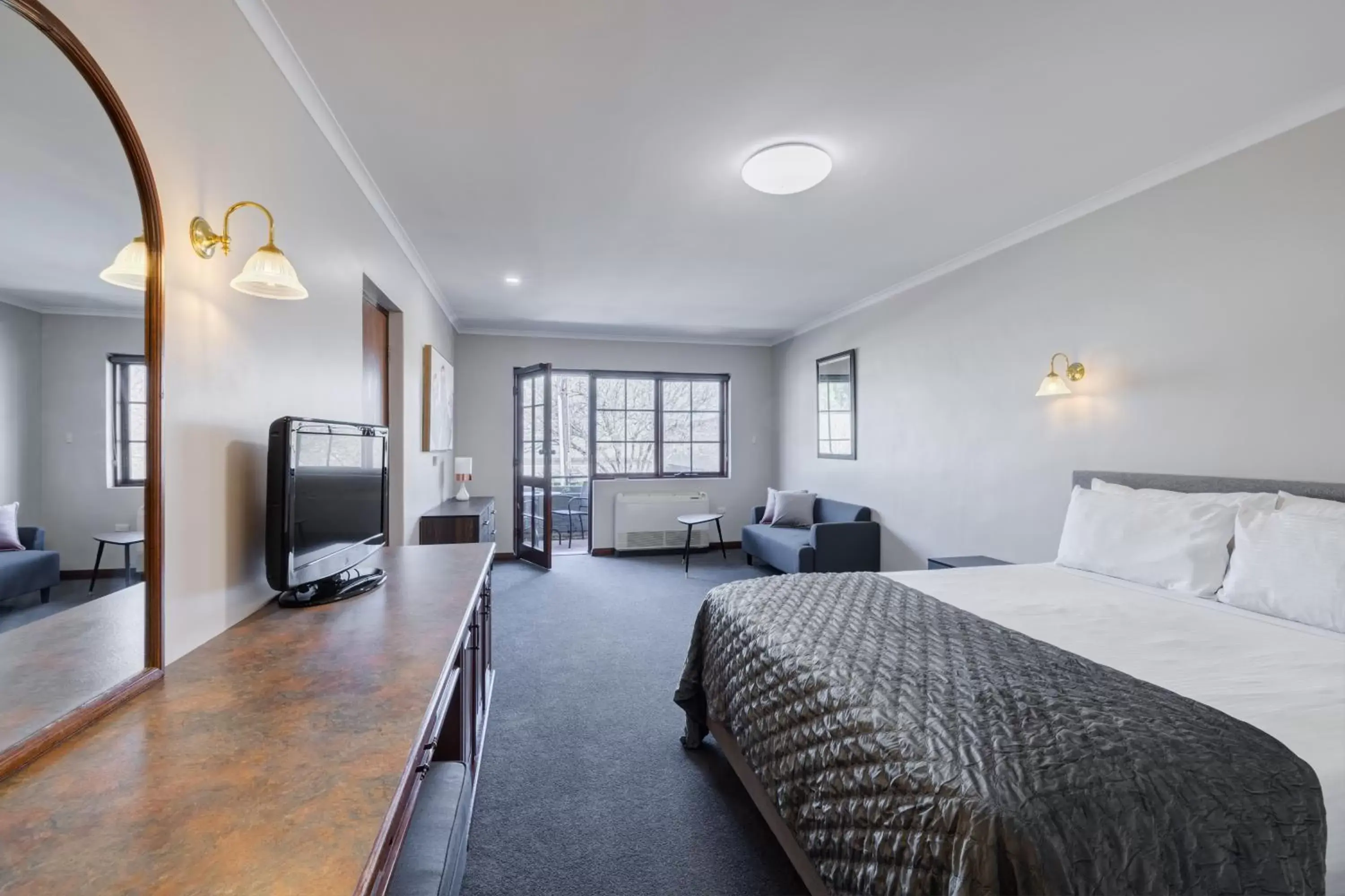 Deluxe Spa Balcony in Adelaide Inn Deluxe Spa Balcony in Adelaide Inn