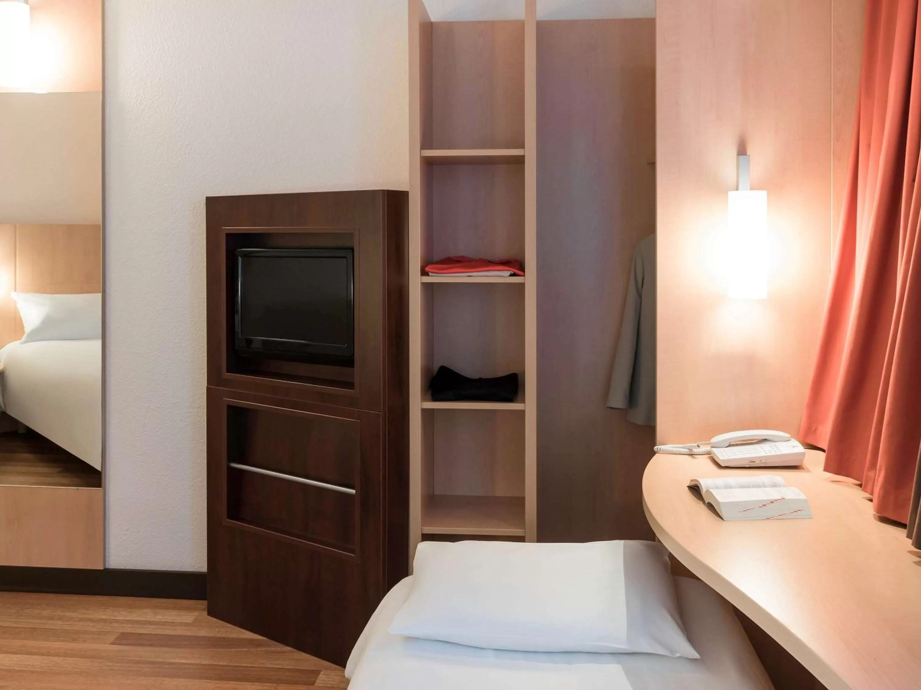 Photo of the whole room, Bed in ibis Angers Centre Chateau