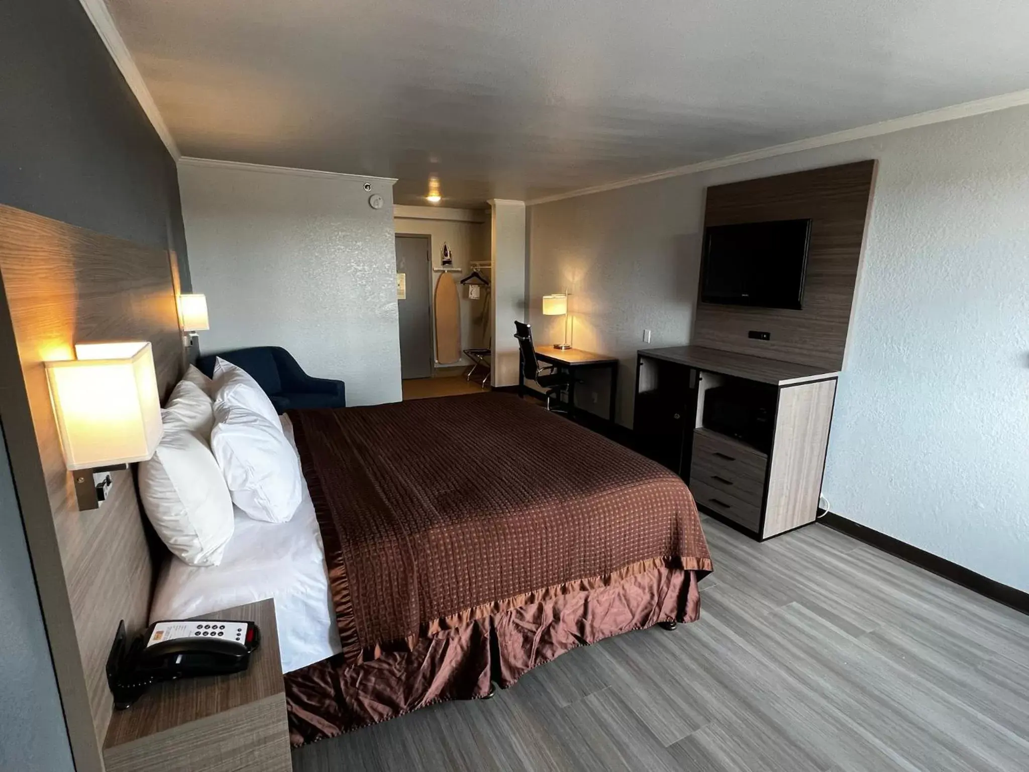 Bed in Super 8 by Wyndham Fort Worth Entertainment District