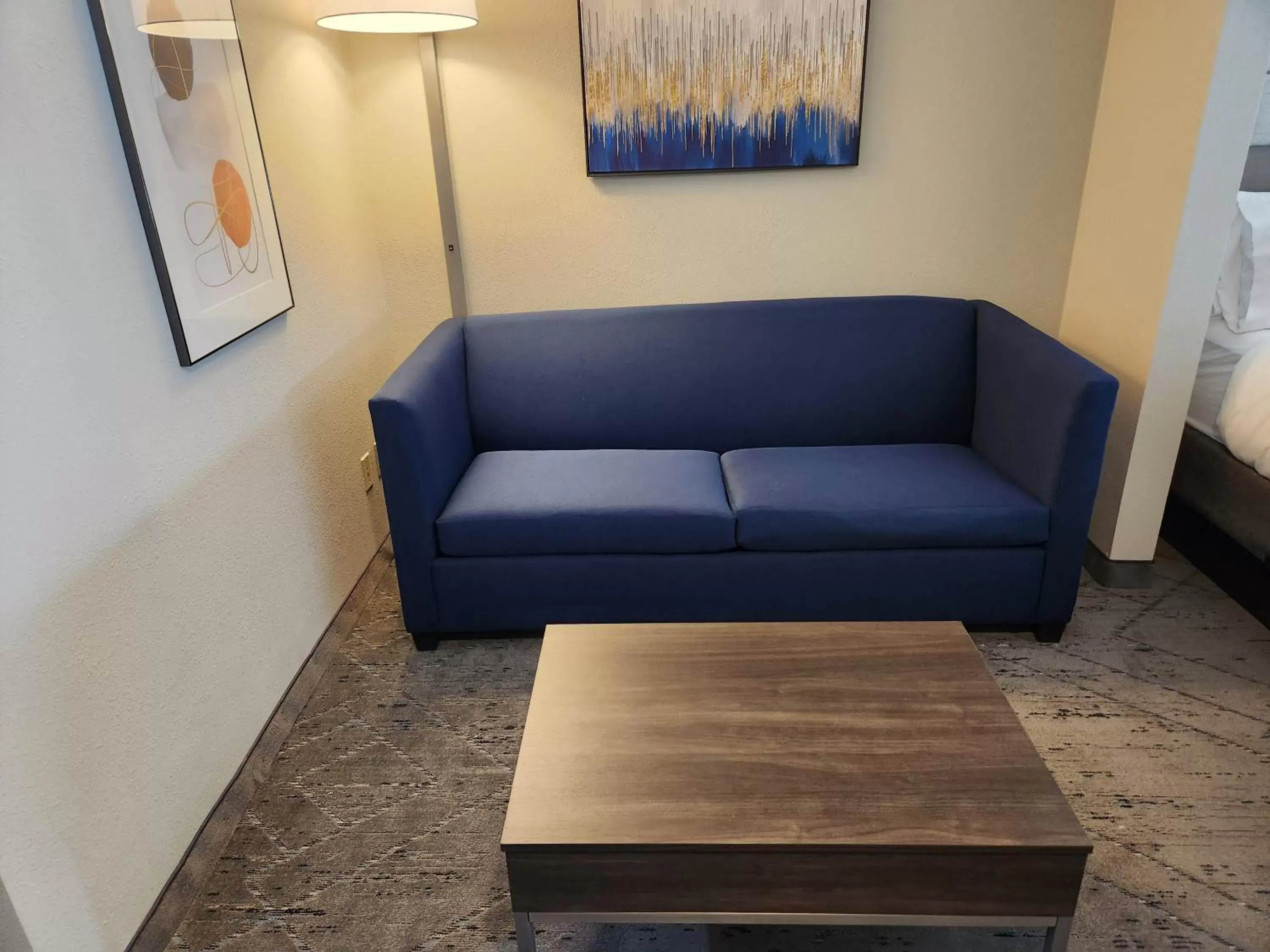 Living room, Seating Area in Holiday Inn Express & Suites Perry, an IHG Hotel