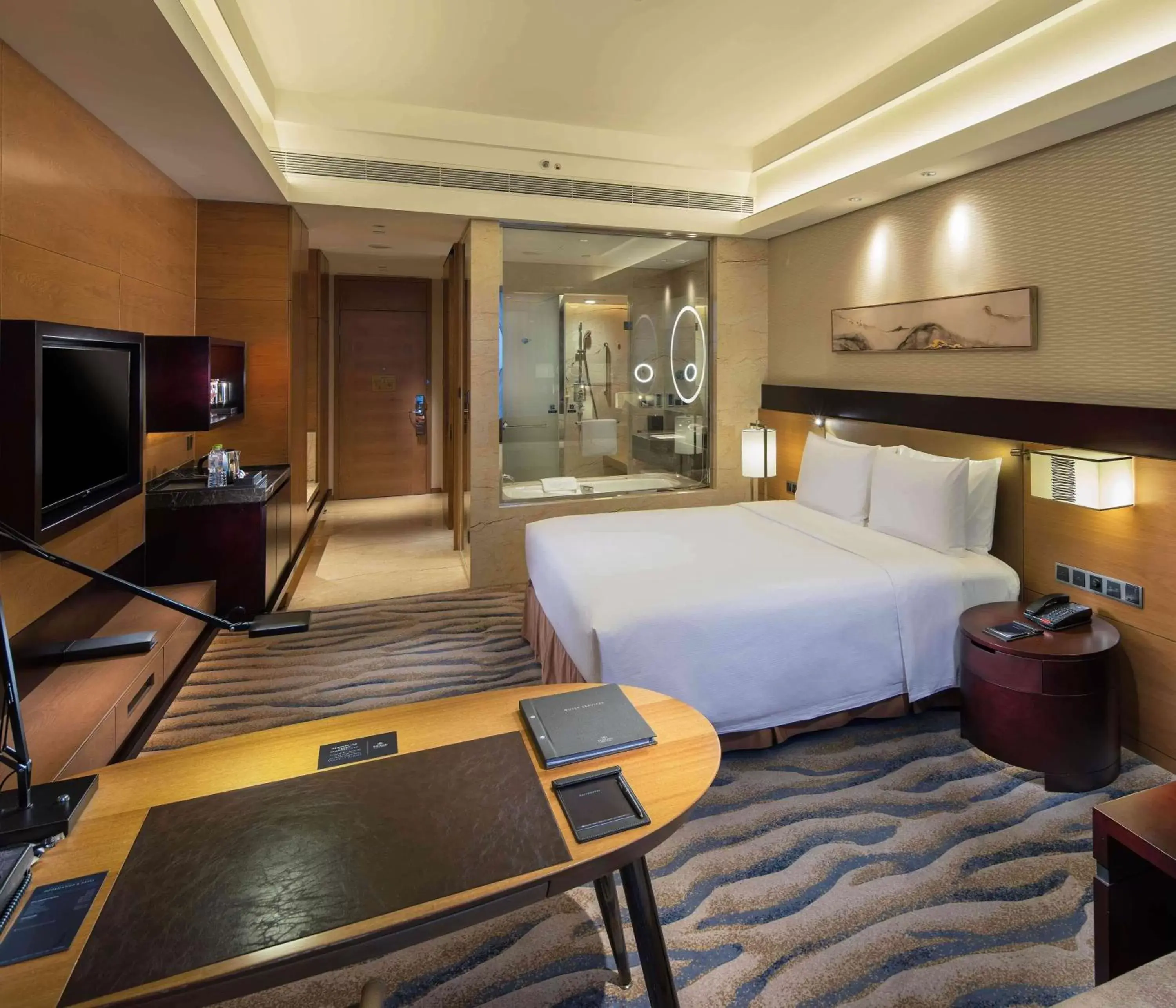 Bedroom, TV/Entertainment Center in Hilton Yantai Golden Coast