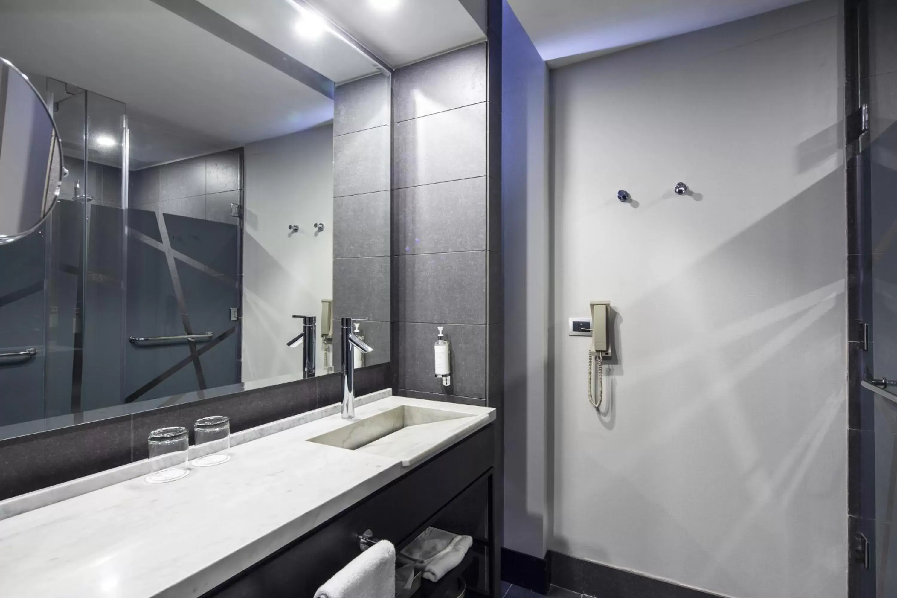 Guests, Bathroom in Wyndham Santiago Pettra