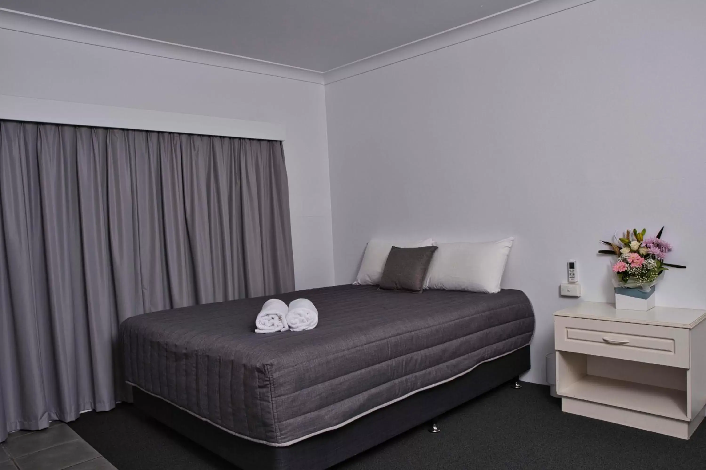 Bed in Leeton Centre Motel
