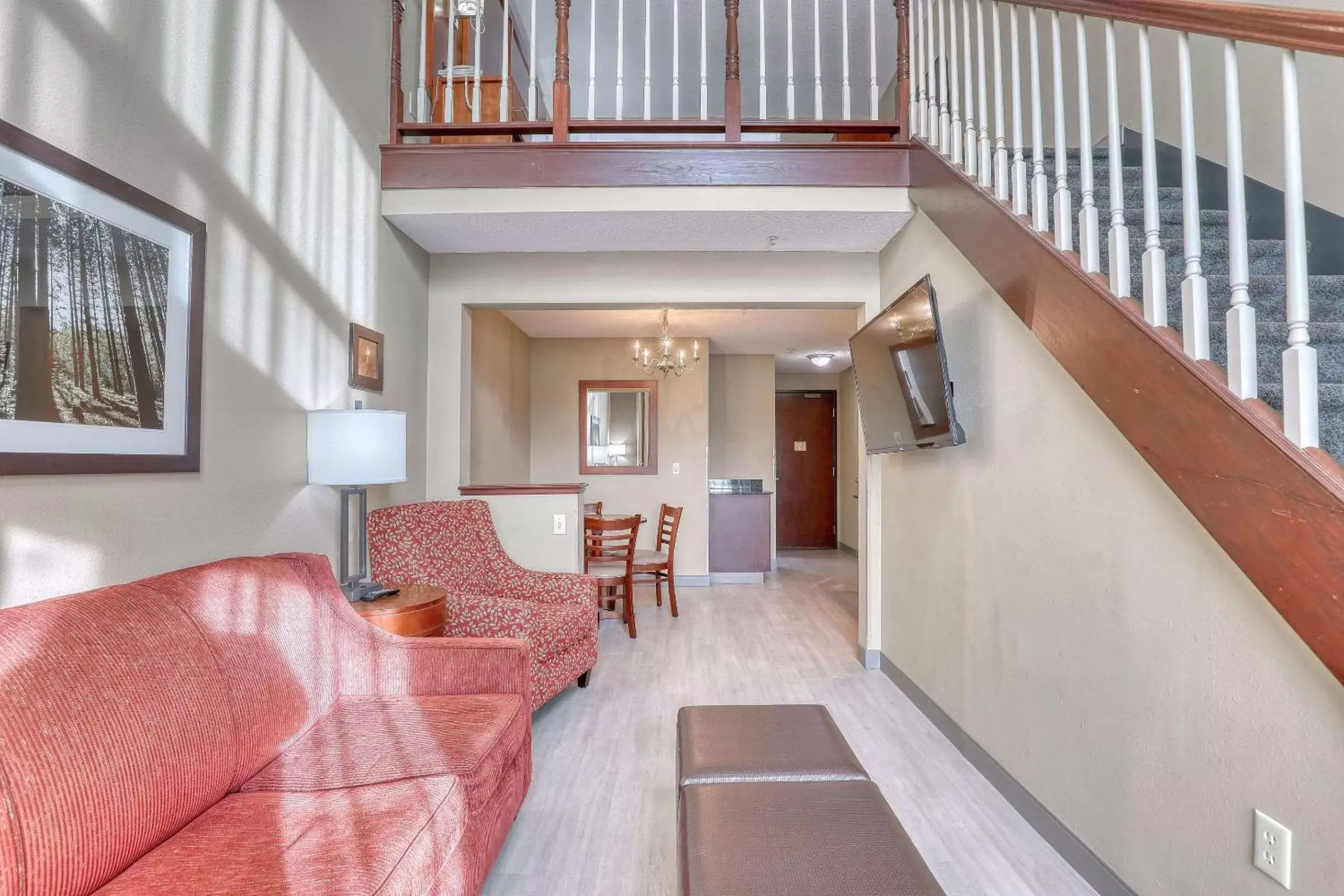 Bedroom, Seating Area in Comfort Suites Madison West